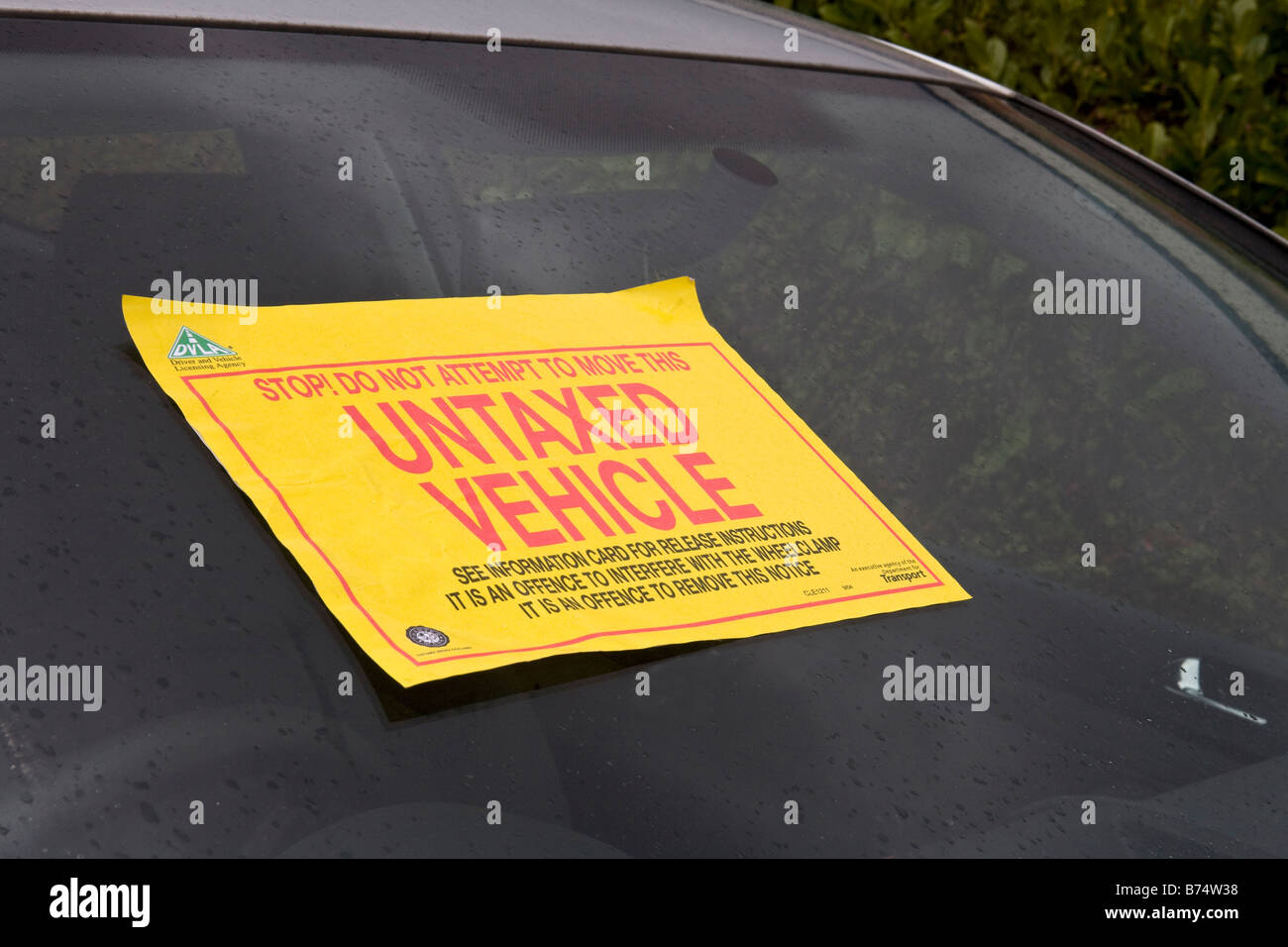 Unversteuerten Fahrzeugs Hinweis auf ein Auto Windschutzscheibe geklebt. Stockfoto