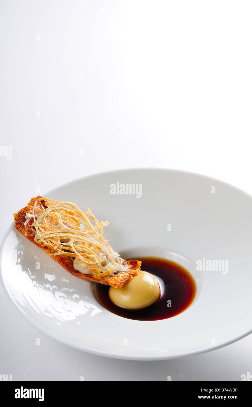 Austern und Zwiebeln alt aber neu Gourmet Gericht von Nuno Mendes Stockfoto