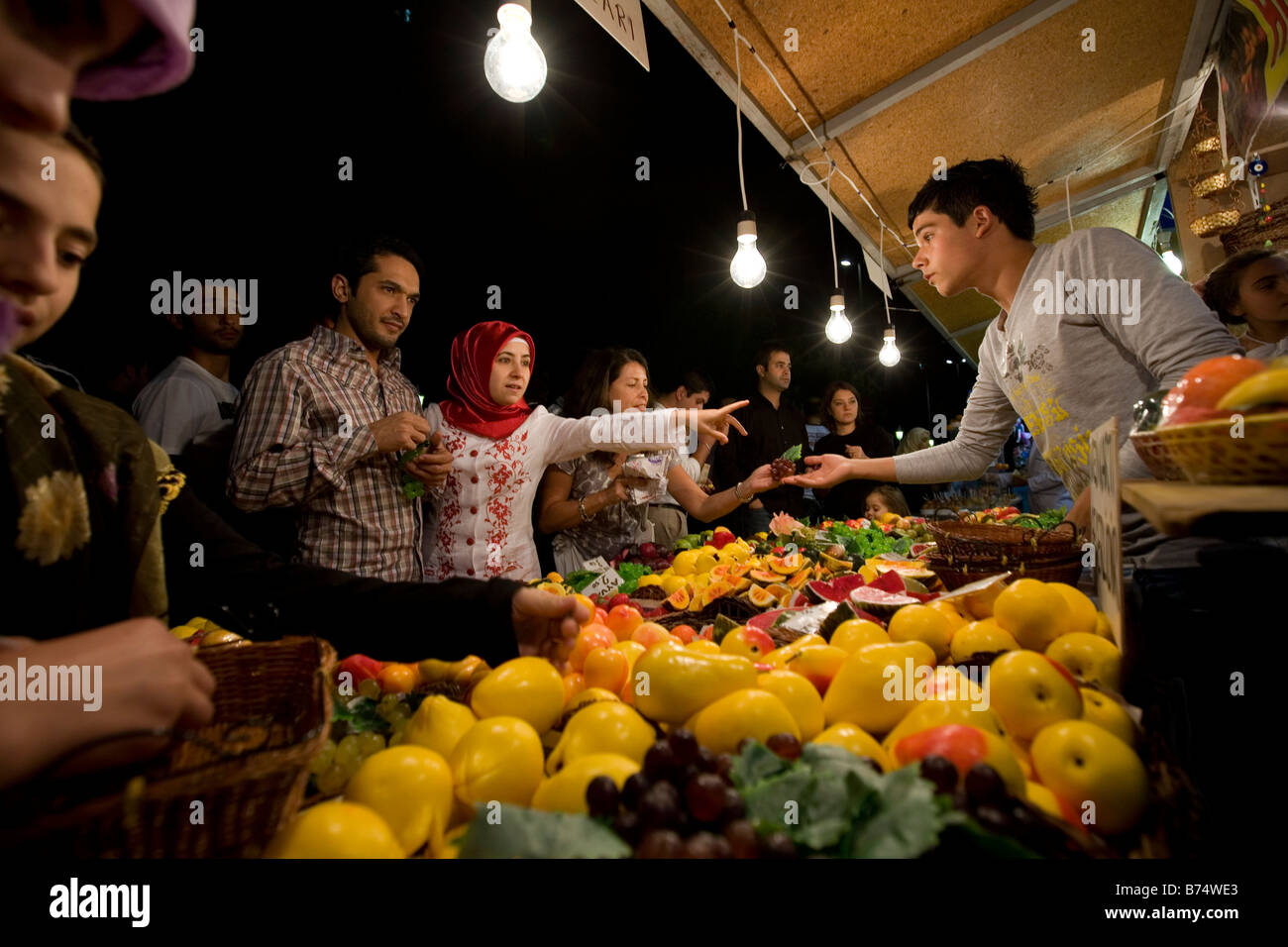 Menschen kaufen Produkte auf einem Obstmarkt in Istanbul Stockfoto