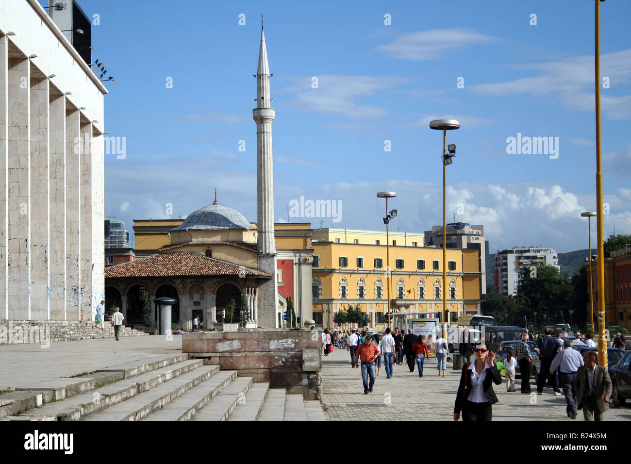 Opern- und Balletthaus und Moschee auf Skanderberg Platz in Tirana in Albanien Stockfoto