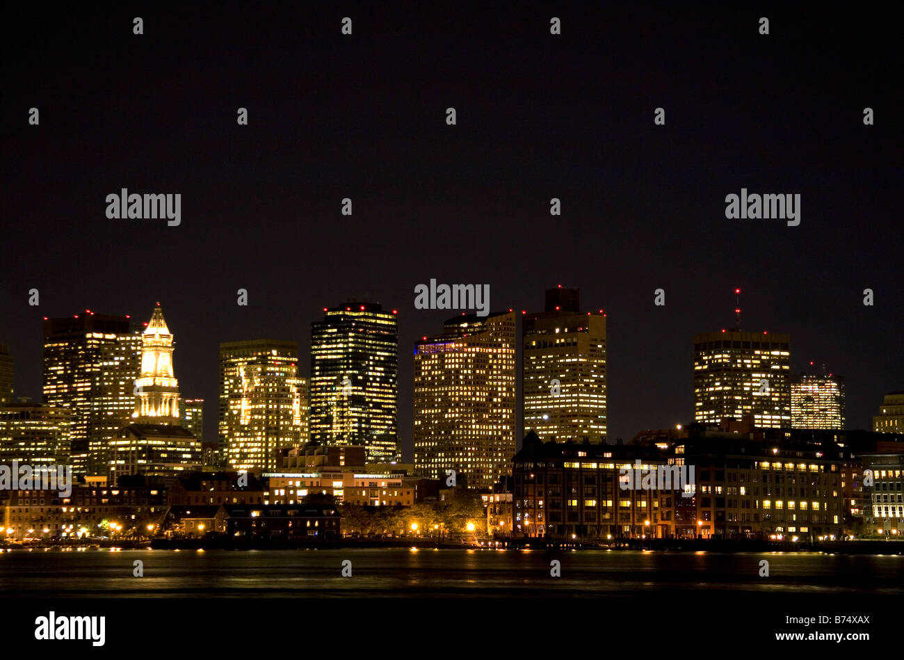 Boston Skyline bei Nacht, Massachusetts, USA Stockfoto