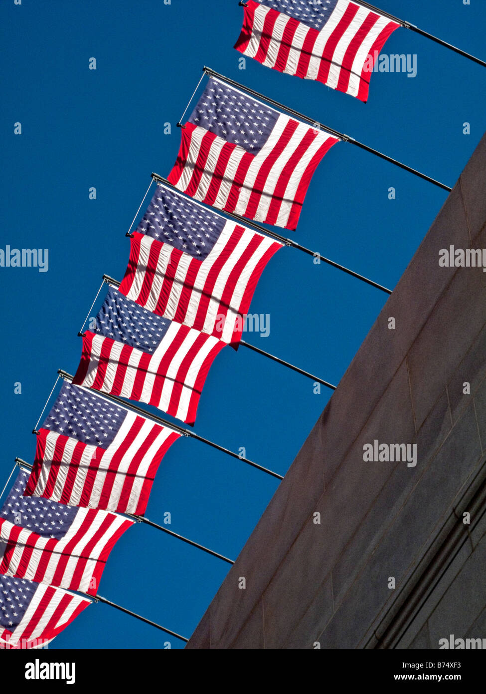 Vor einem strahlend blauen Himmel amerikanische Flaggen Welle in der Sonne in Los Angeles CA Stockfoto