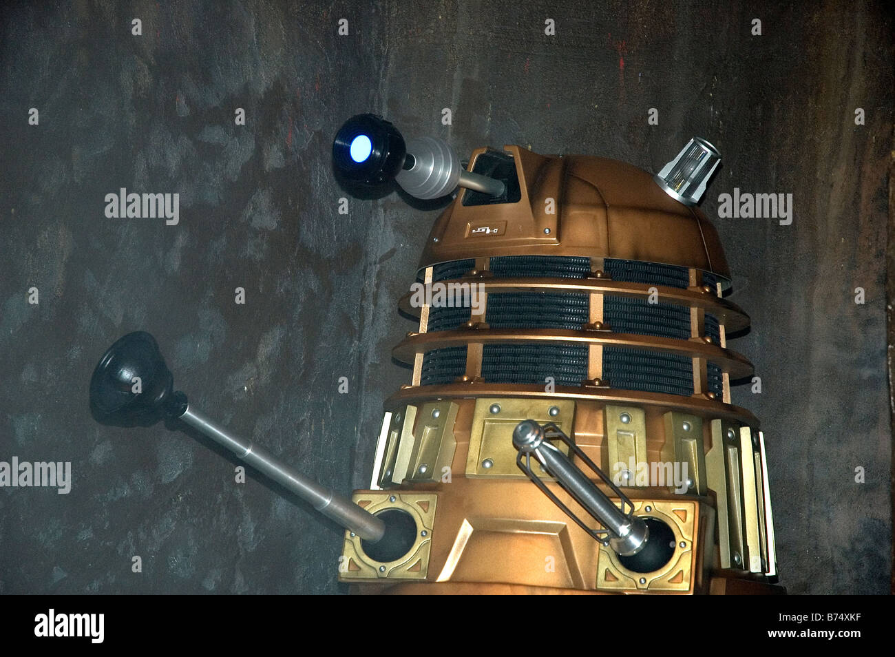 eine goldene Dalek an einer dr.who-Ausstellung in Endland in Cornwall, Großbritannien Stockfoto