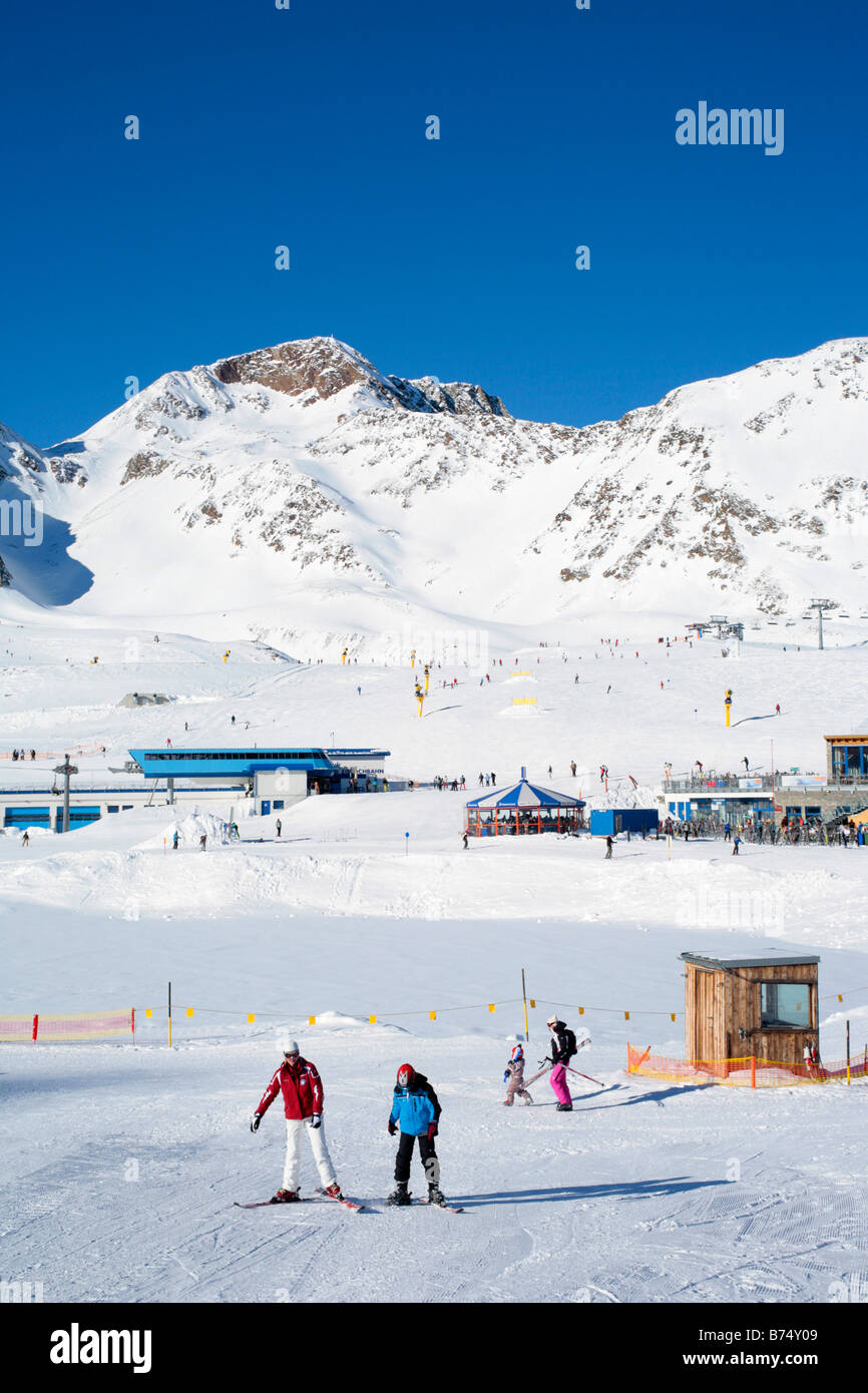 ein kleiner Junge, der erste Skikurs bei Bergstation Gamsgarten am Stubaier Gletscher in Tirol, Österreich Stockfoto