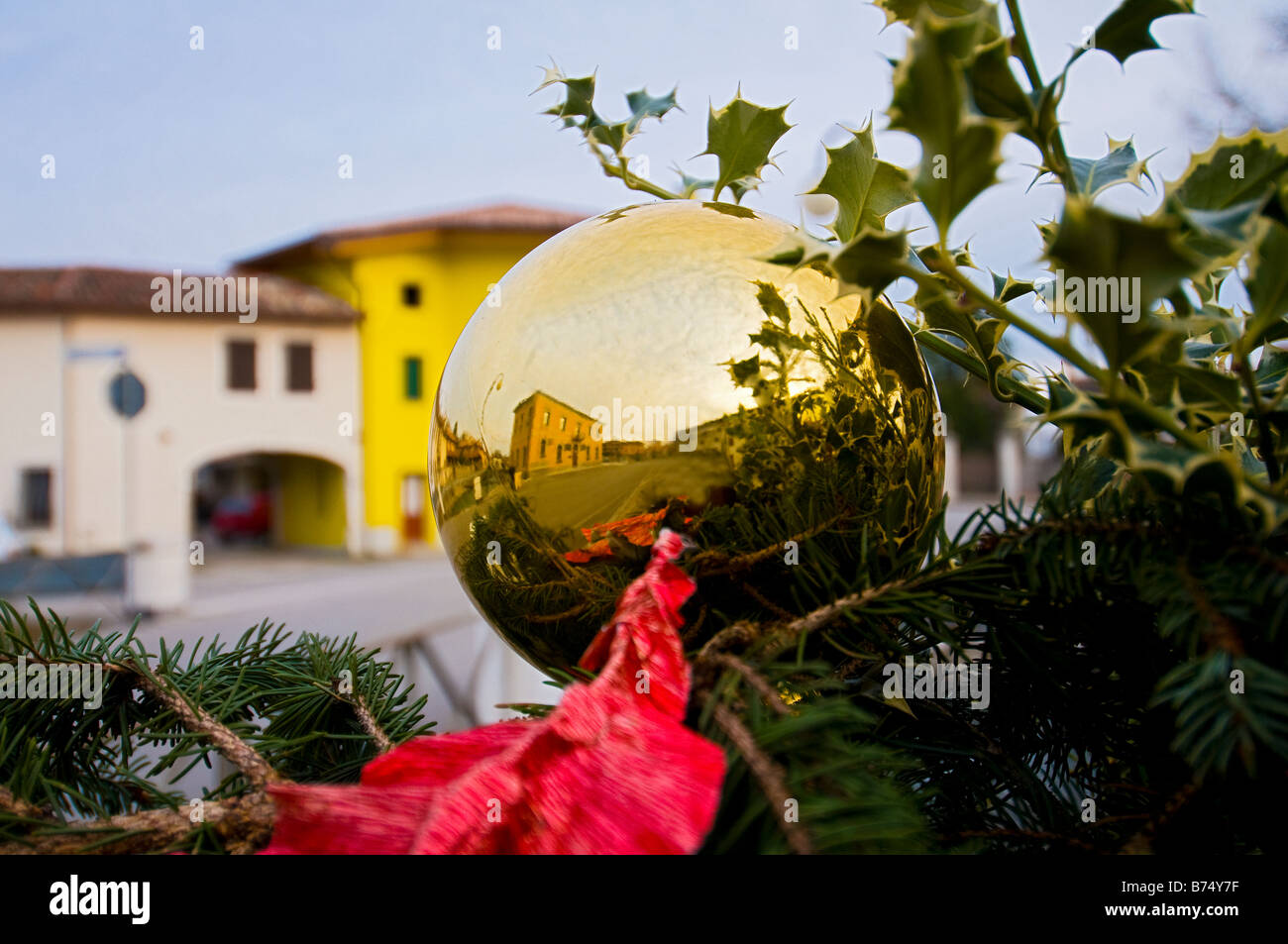 Die Spiegelung einer Dorfstraße auf einem Weihnachtsball Stockfoto