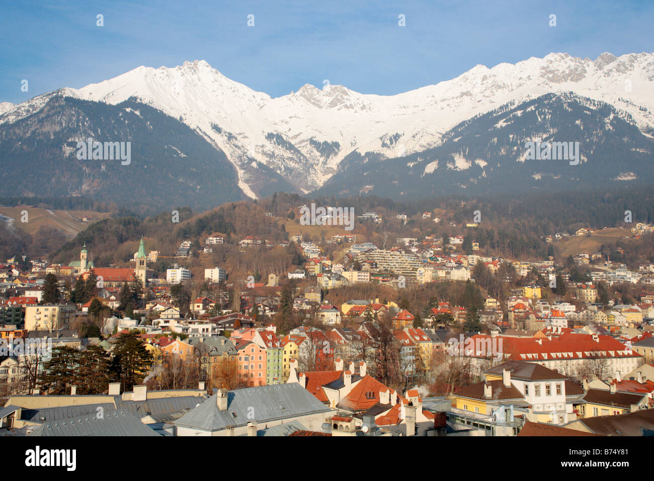 Panoramablick über Innsbruck mit Schnee bedeckt Berge im Hintergrund vom Stadtturm Stockfoto