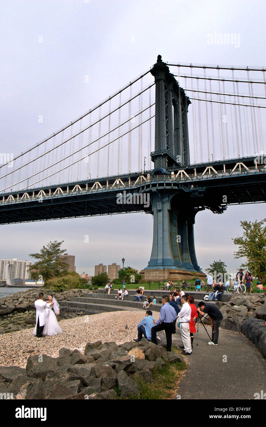 Hochzeit paar von Manhattan Bridge in New York City Manhattan im Hintergrund fotografiert Stockfoto