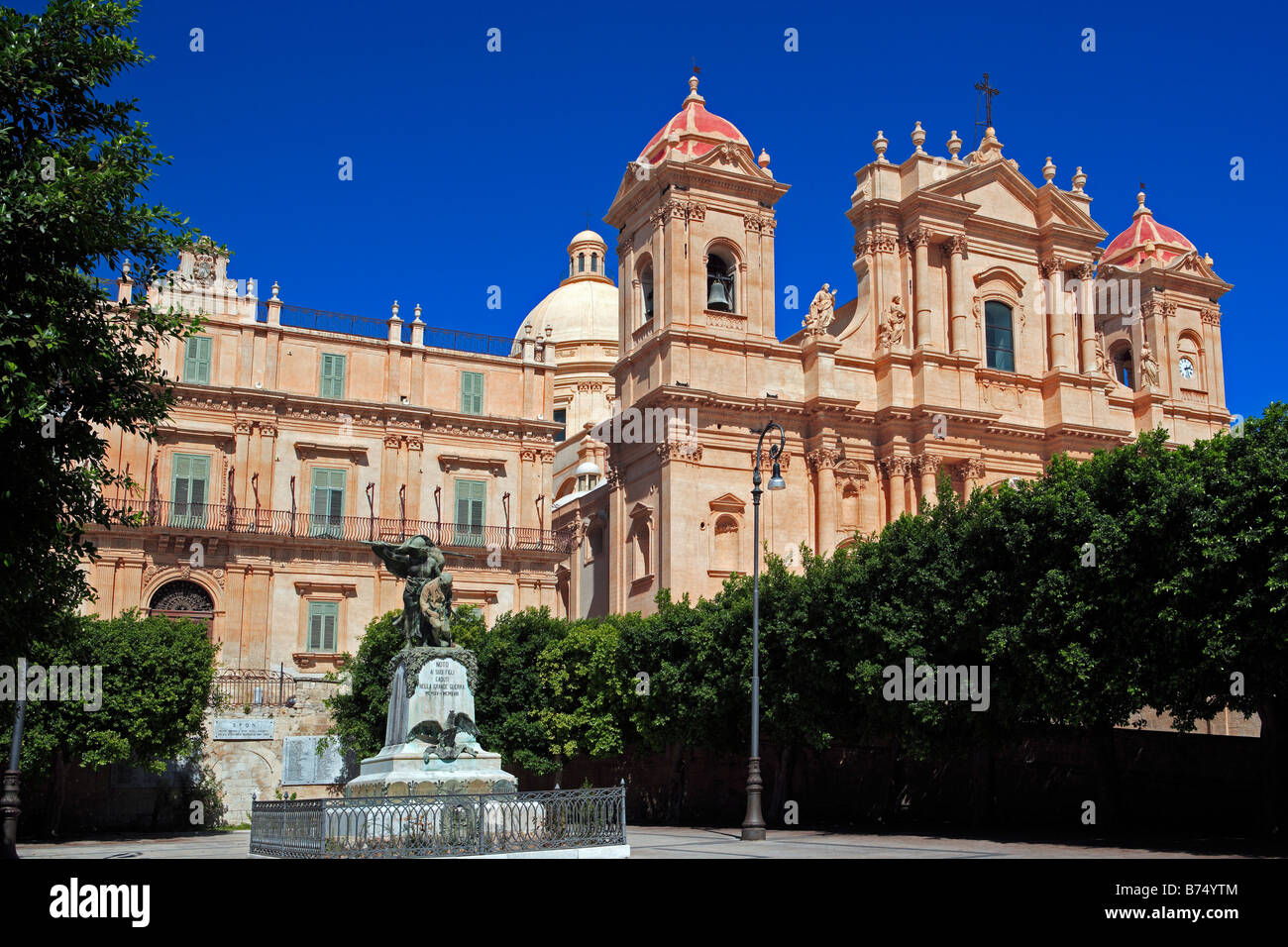 San Nicolo Dom und Palazzo Landolina, Noto, Sizilien Stockfoto