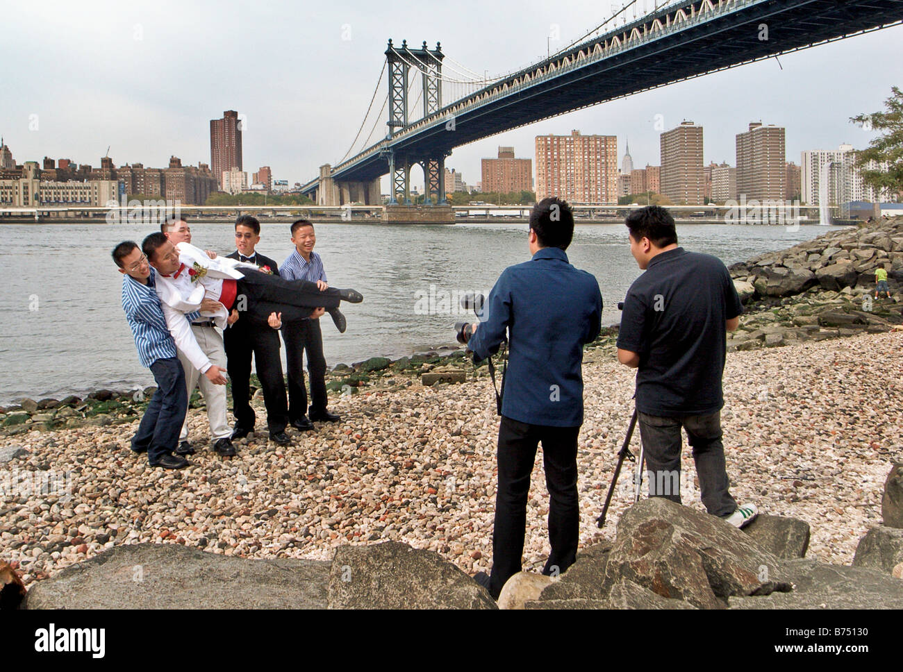 Hochzeit paar von Manharran Brücke in New York City am East River fotografiert Stockfoto