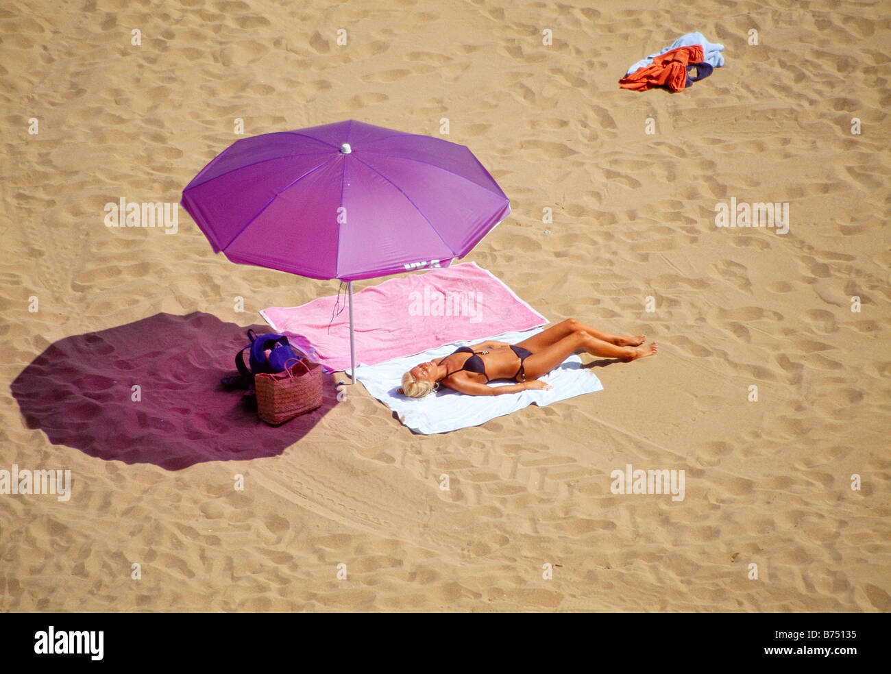 Frau am Strand Sonnenbaden. Lequeitio. Vizcaya Provinz. Baskisches Land. Spanien. Stockfoto