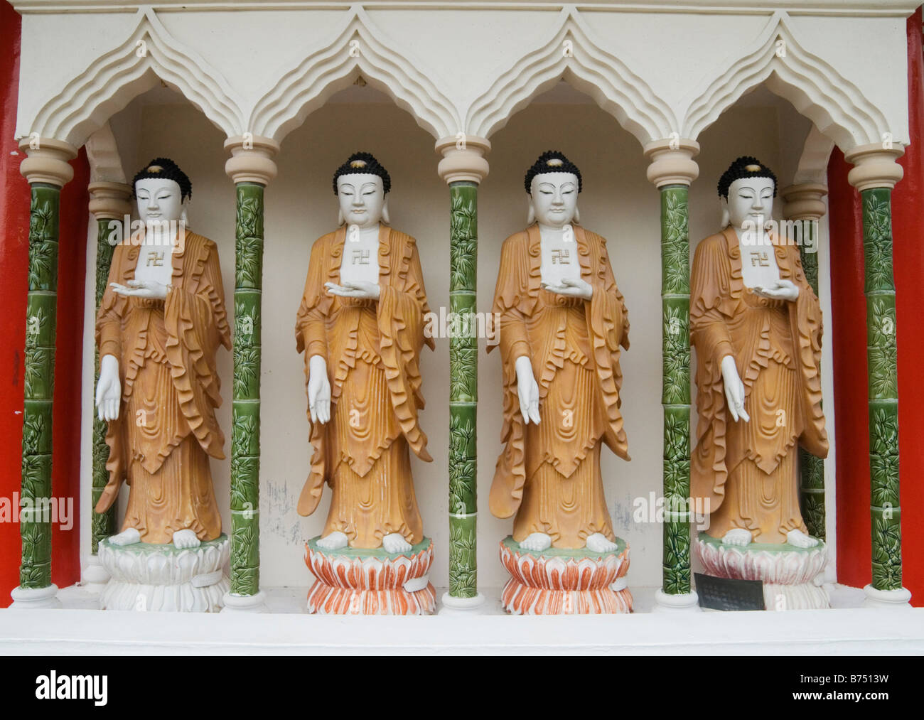 Vier ständigen Buddhas mit einem Linken mit Hakenkreuz auf der Brust an der buddhistischen Kek Lok Si Tempel, Air Itam, Penang, Malaysia Stockfoto