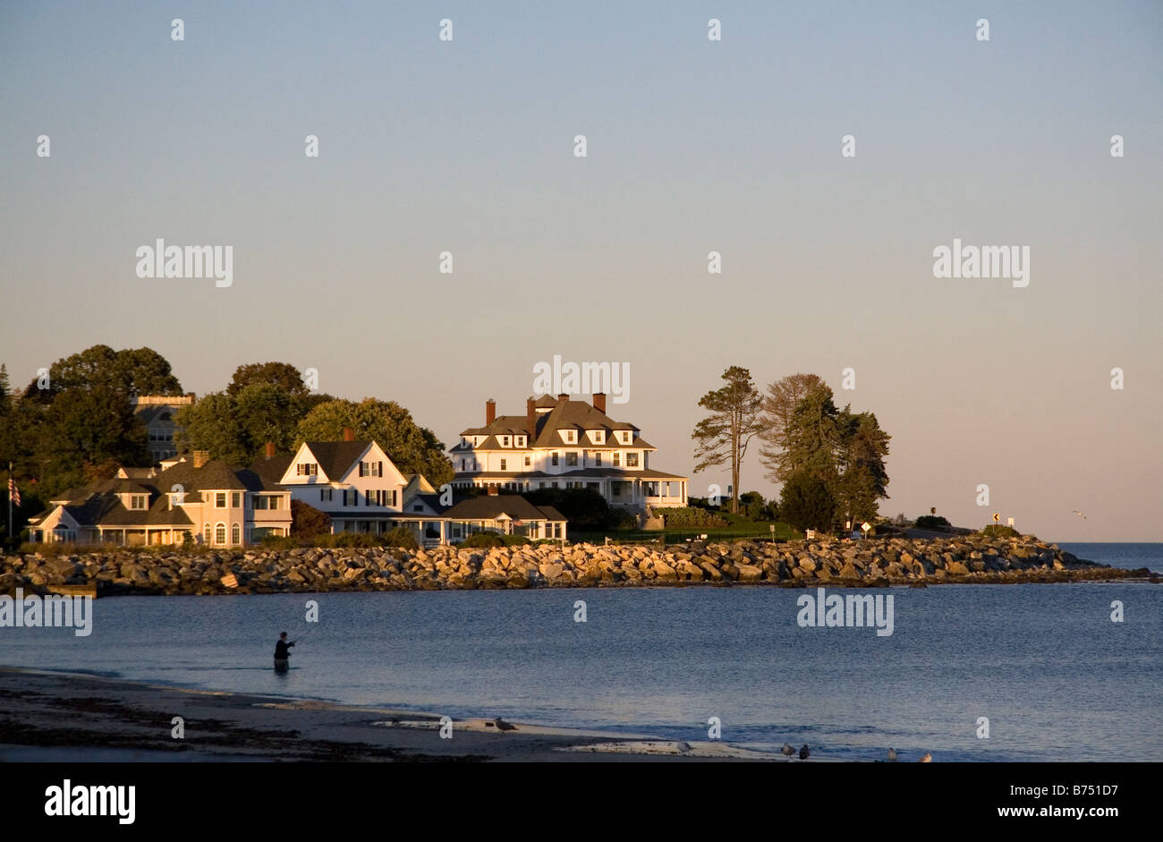 Waterfront in- und Mann Angeln im Dorf von Hampton Beach New Hampshire USA Stockfoto