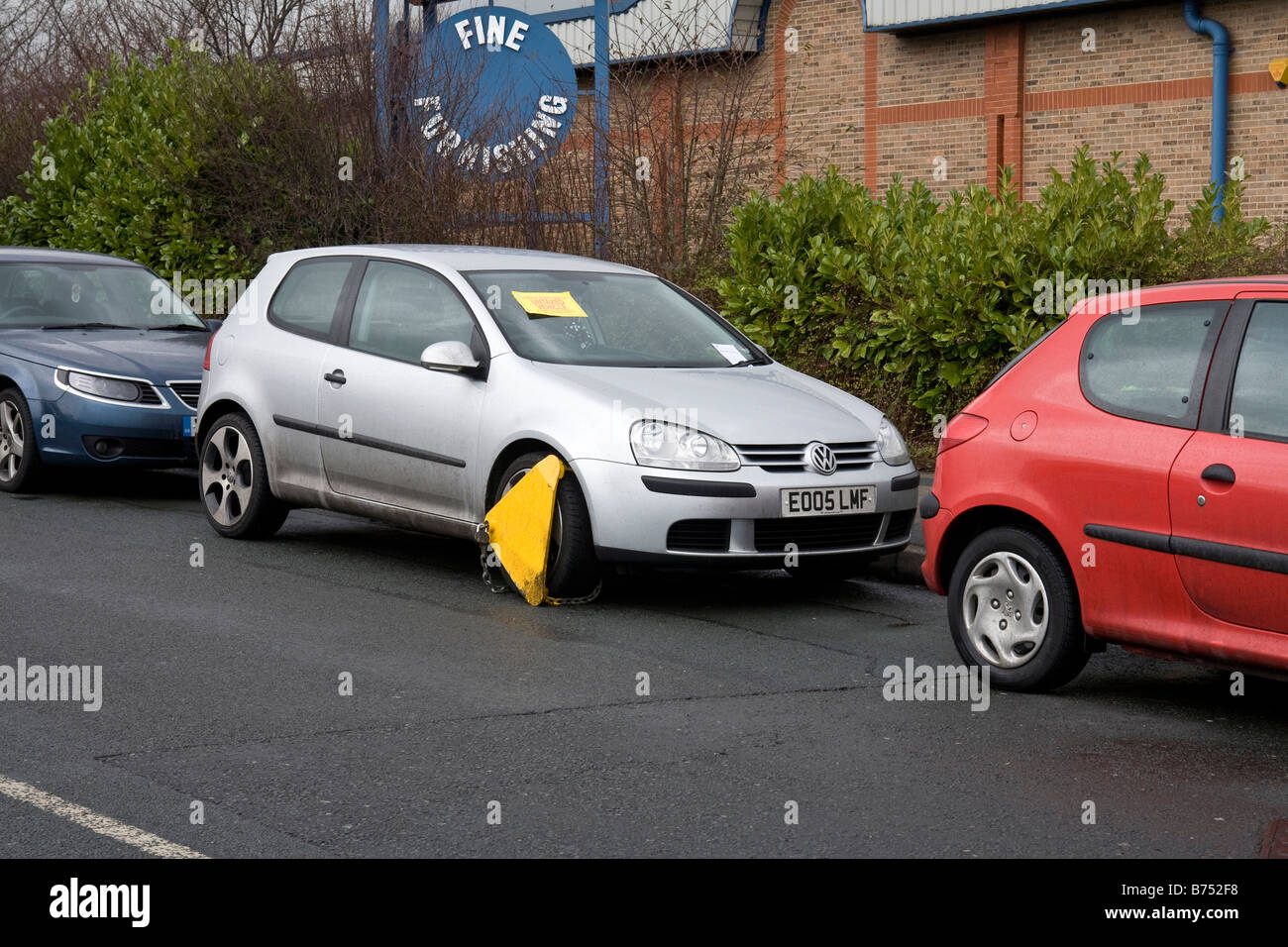 Rad-Klemme auf einer unversteuerte Auto mit einer gesetzlichen Frist an der Windschutzscheibe angebracht. Stockfoto