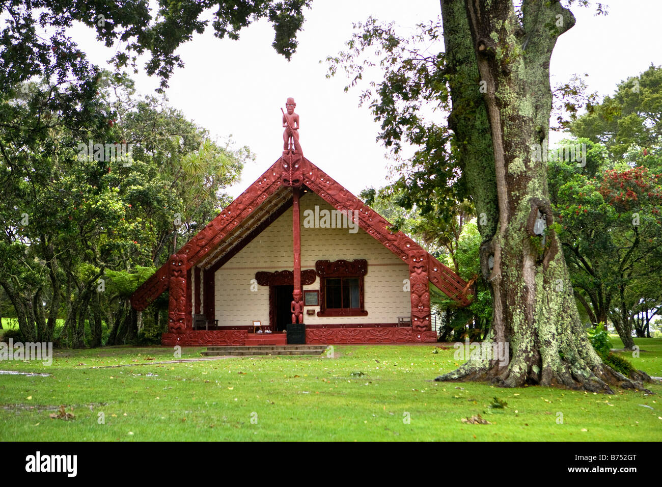 Neuseeland, Nordinsel, Paihia, Bay of Islands, Waitangi National Reserve. Vertrag-Haus. Te Whare Runanga Gemeindehaus. Stockfoto