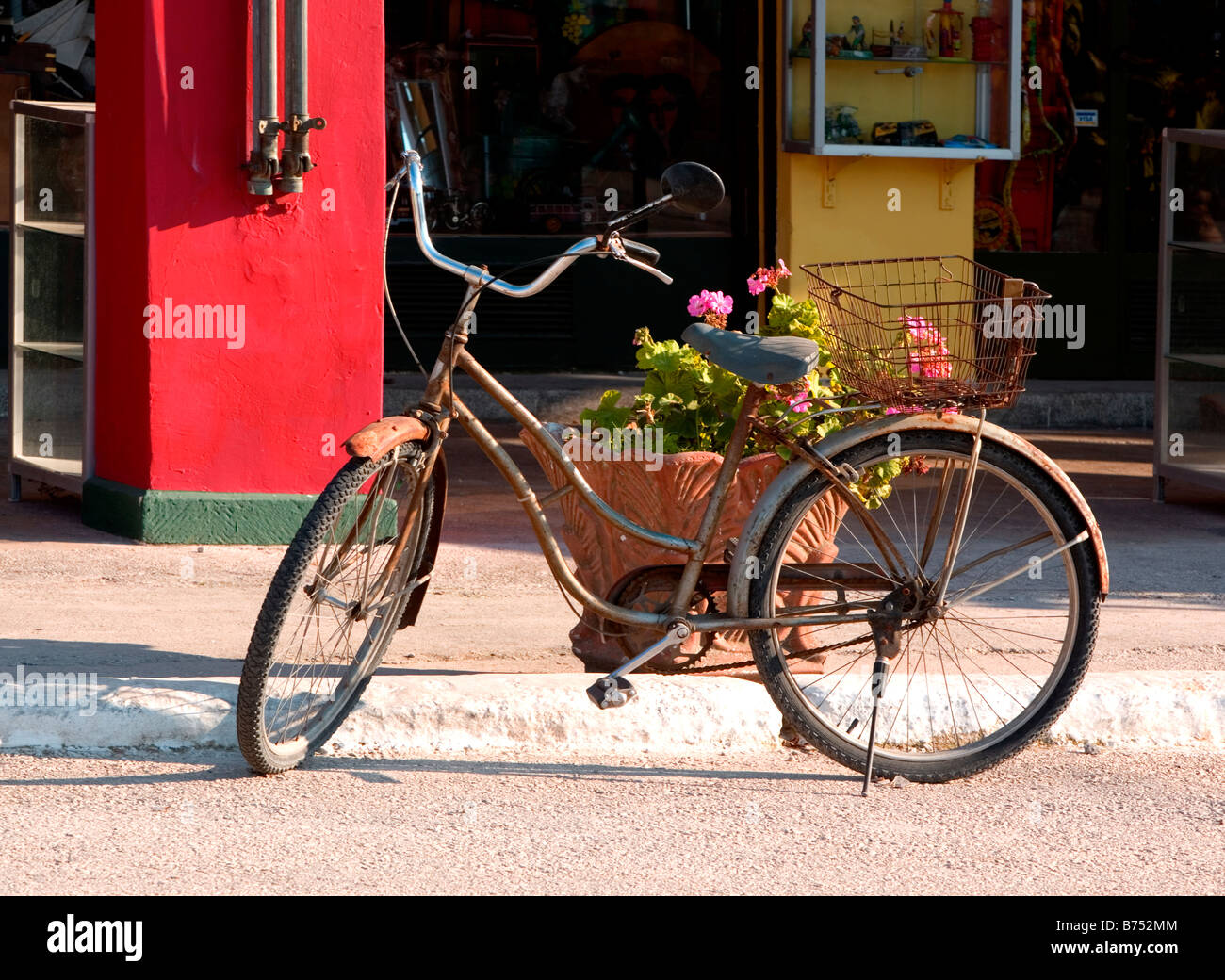 Altes Fahrrad außerhalb Restaurant Sami, Kefalonia, Griechenland, Europa Stockfoto