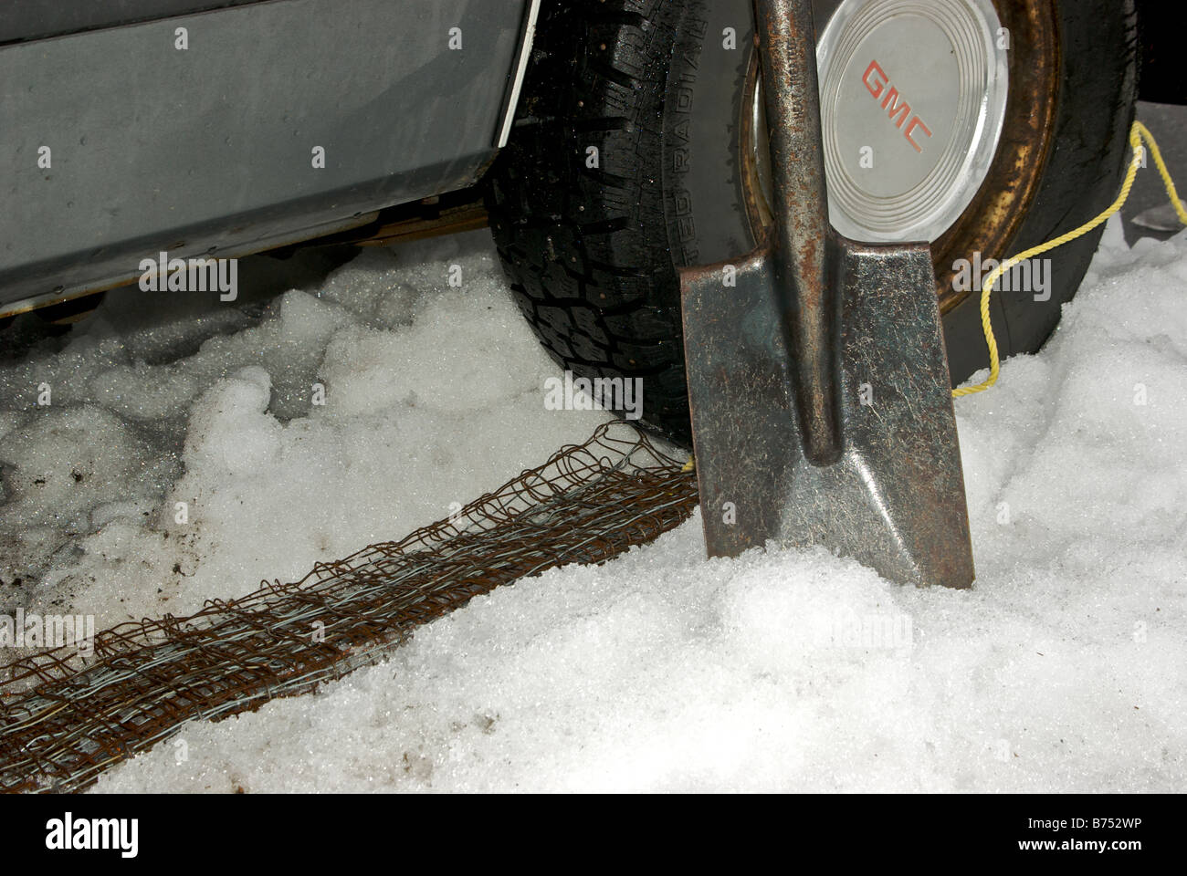Ein Quadrat umrandet Stahl Schaufel und Gerät wie Schichten von gefalteten Stuck Draht sichern eignen sich hervorragend für Reifen Traktion im Schlamm Eis Schnee Stockfoto