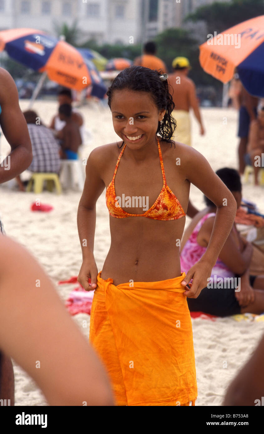 Copacabana woman bikini -Fotos und -Bildmaterial in hoher Auflösung – Alamy
