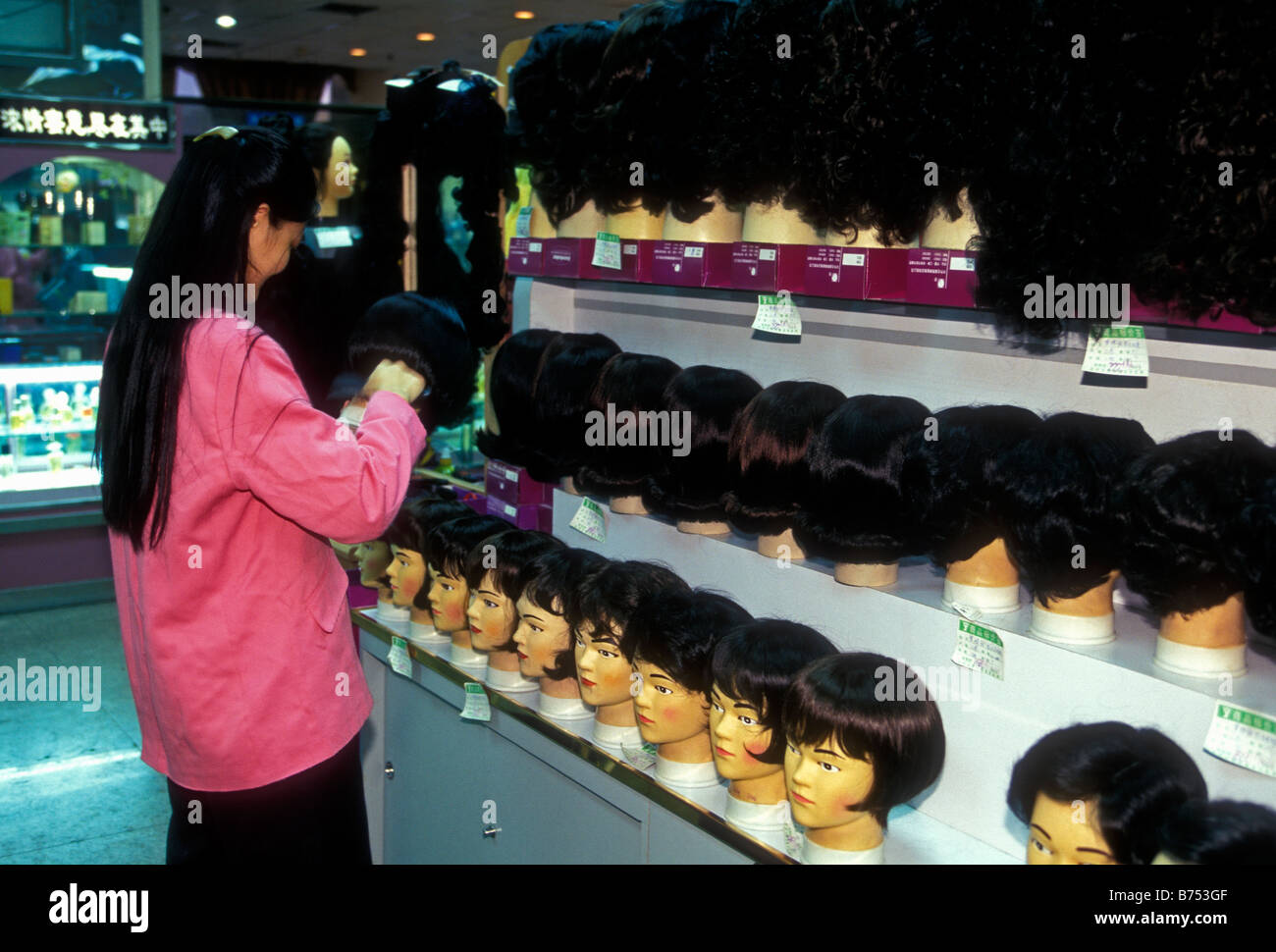 Chinesen, Verkäufer, Verkauf, Perücken, Perücken, Kaufhaus, Stadt Kunming, Provinz Yunnan, China Stockfoto