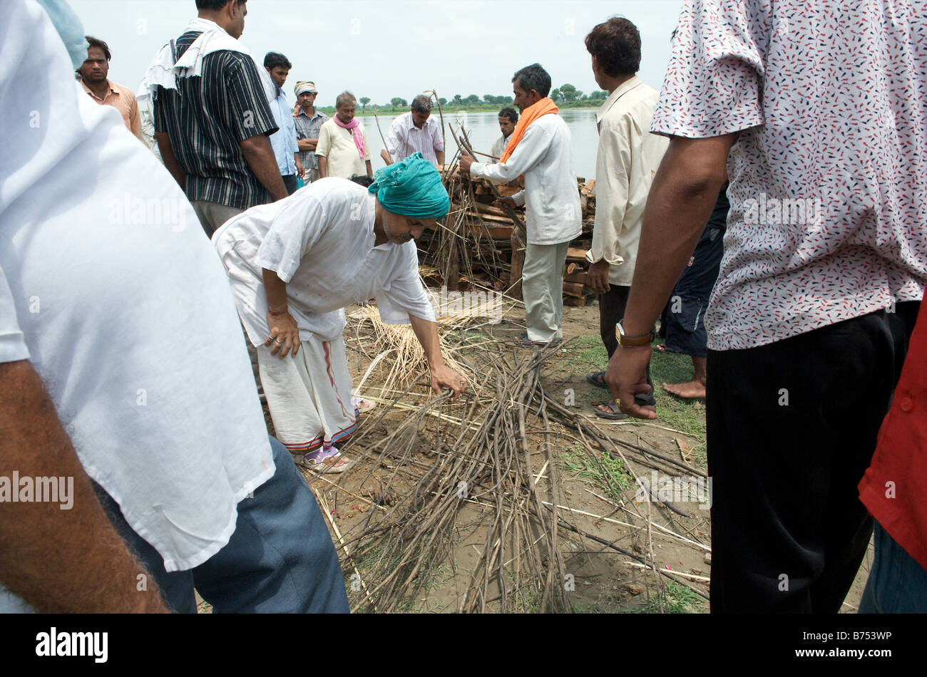 Vrindavan Indien eine Feuerbestattung Zeremonie am heiligen Fluss Yamuna Stockfoto