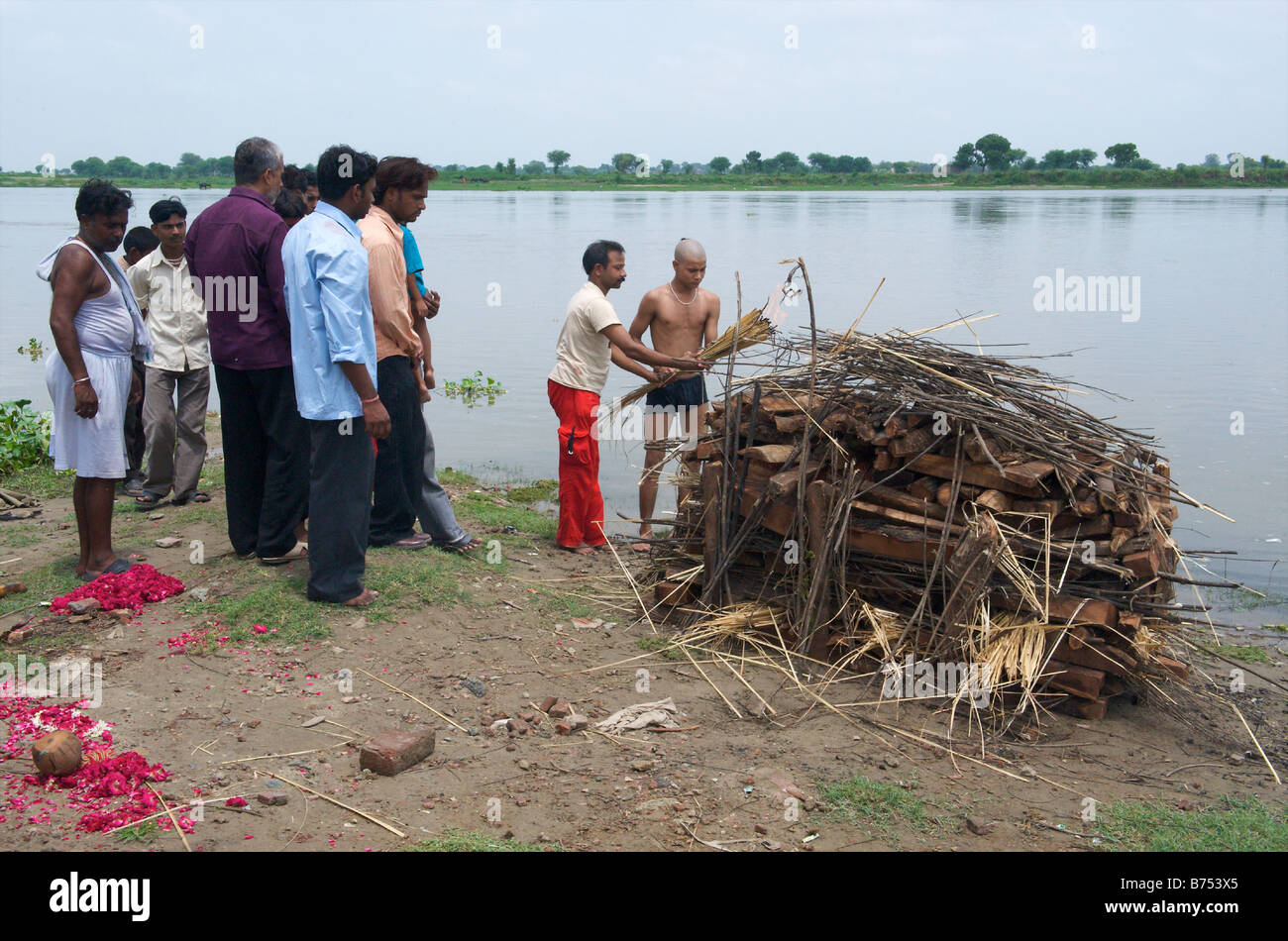 Vrindavan Indien eine Feuerbestattung Zeremonie am heiligen Fluss Yamuna Stockfoto