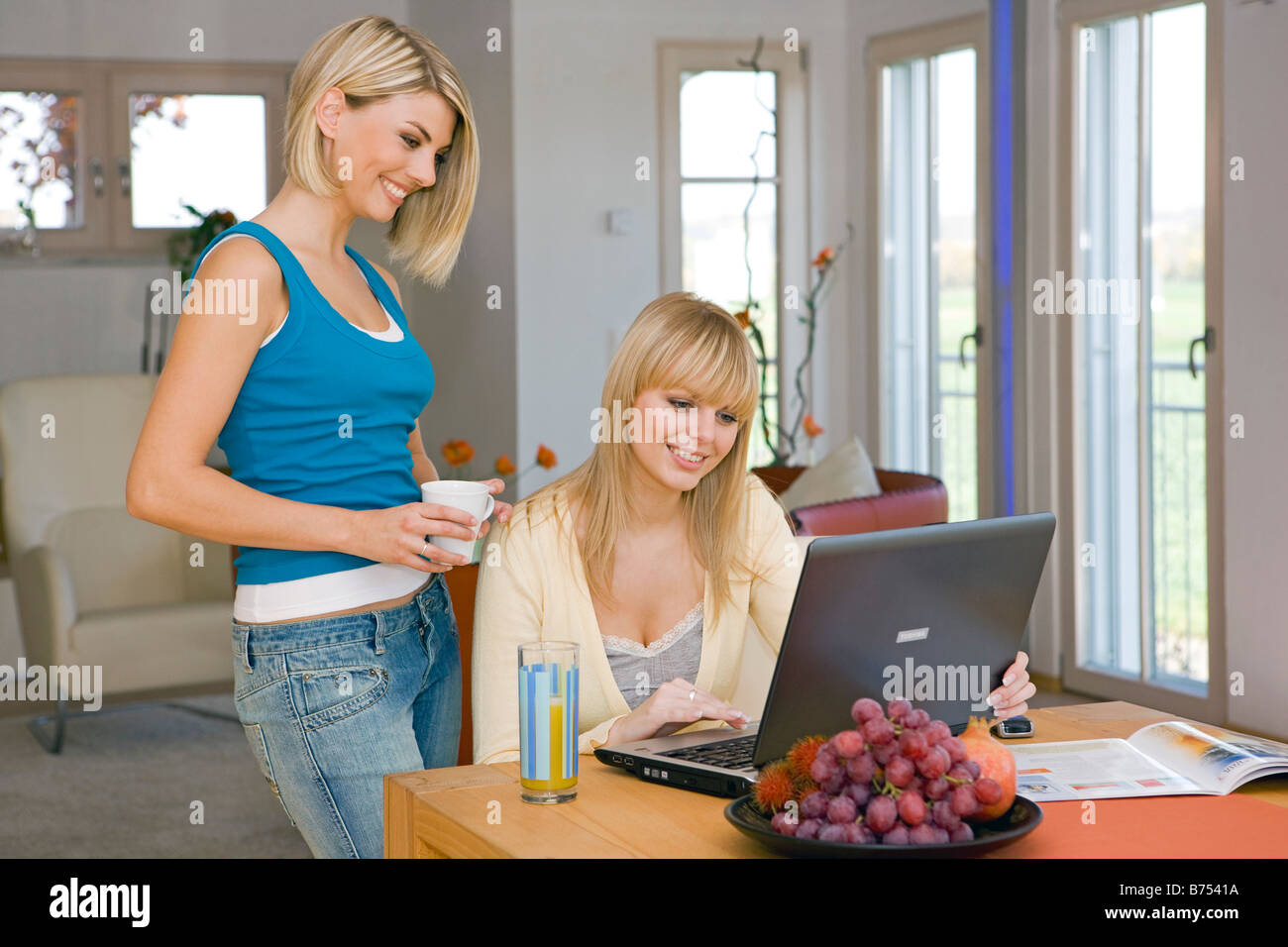 Zwei Frauen Surfen Zusammen Im Internet, zwei Frauen, die gemeinsam im Internet surfen Stockfoto