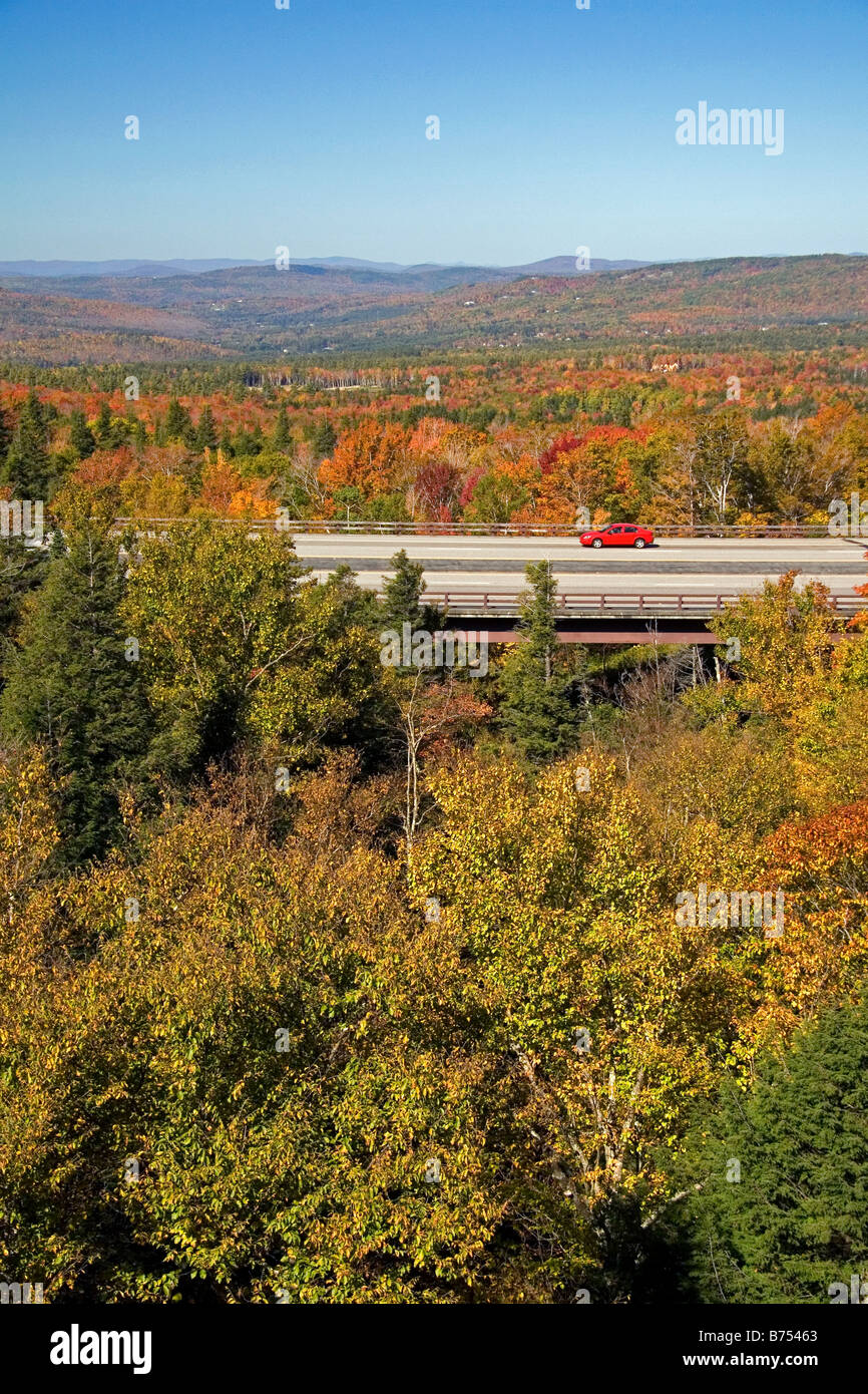 Auto fahren auf dem Interstate 89 durch den Franconia Notch State Park mit Herbstlaub New Hampshire USA Stockfoto