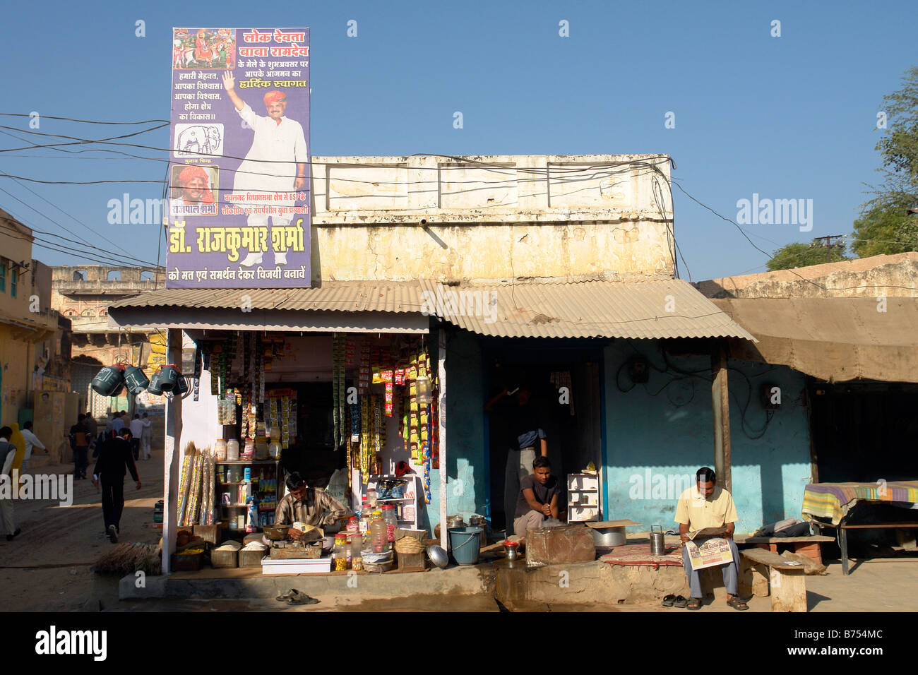 Straßenszene Fürstenstaates mit lokalen Dorfladen und Werbung Stockfoto