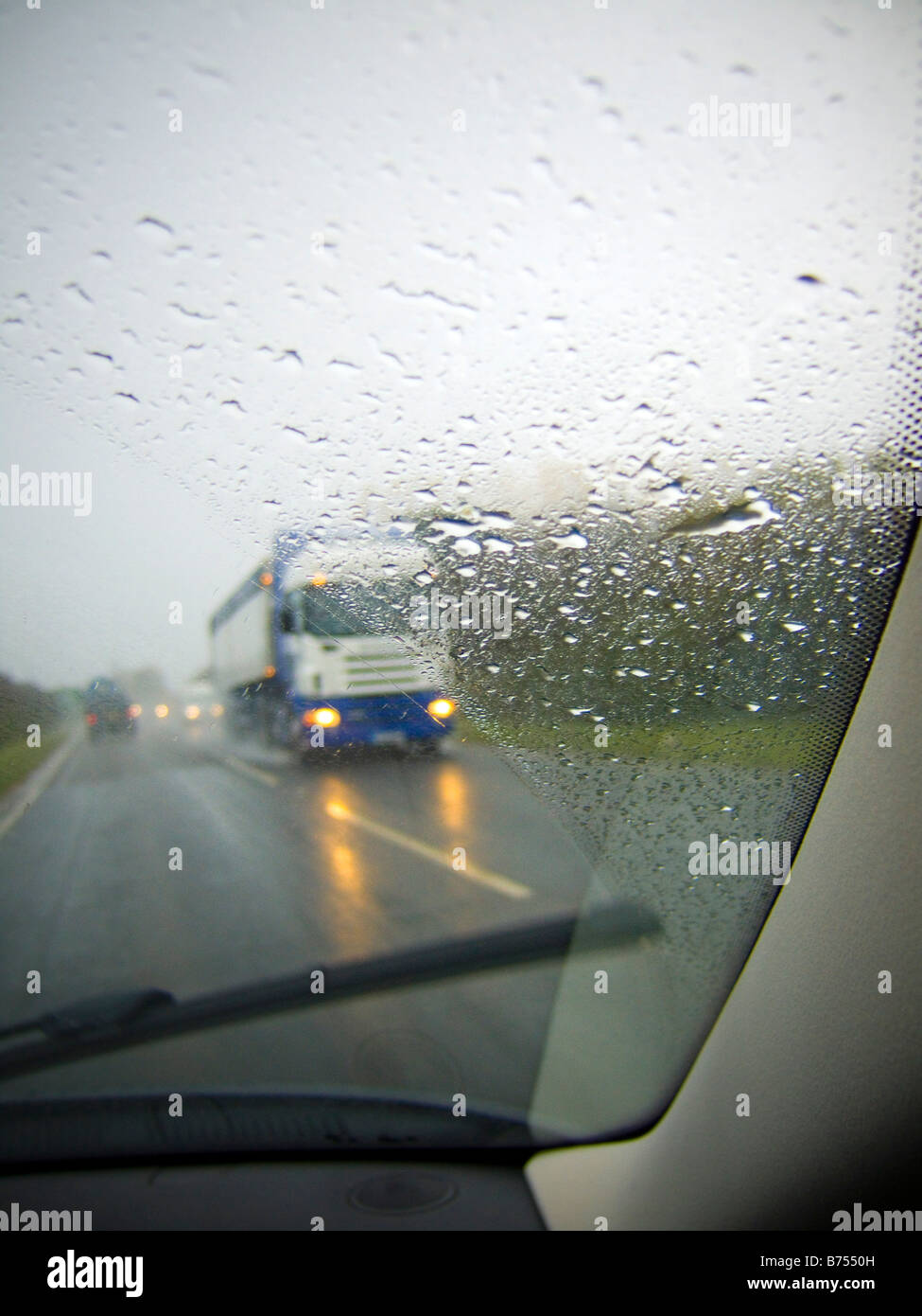Fahren auf der Autobahn bei nassem Wetter, Oncomming Fahrzeuge Stockfoto