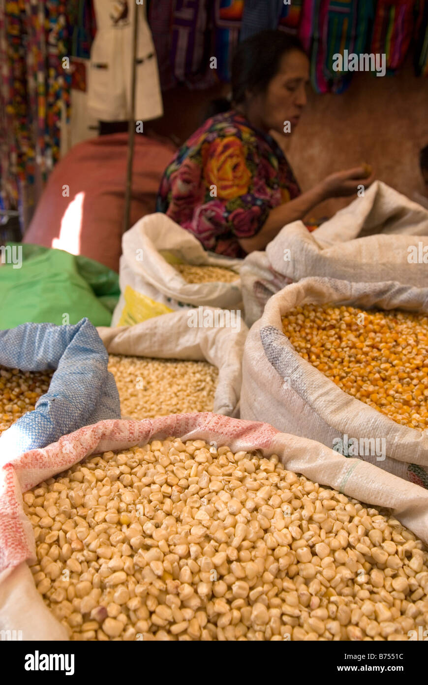 Verschiedene Sorten von Mais zu verkaufen auf einem Markt in Guatemala Stockfoto