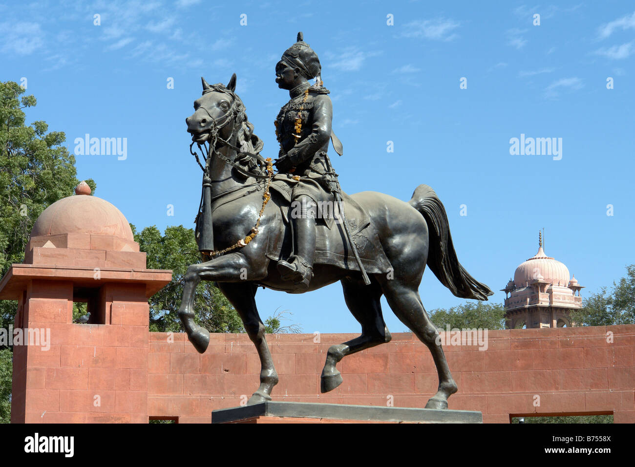 Statue des Mannes auf Pferd außerhalb der roten Junagarh Fort bikaner Stockfoto