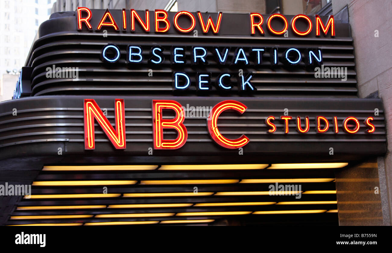 Hierhin zu 30 Rockefeller Plaza, Haus der Fernsehsender NBC Studios, das berühmte Rainbow Room Restaurant und die Spitze des Felsens Stockfoto