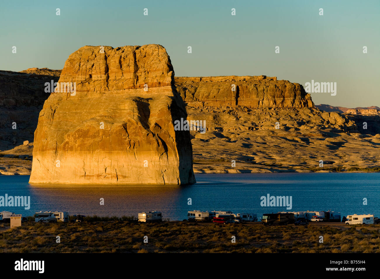 Lone Rock, Lake Powell in der Glen Canyon National Recreation Area, Kane County Utah, in der Nähe von Page, Arizona, USA Stockfoto