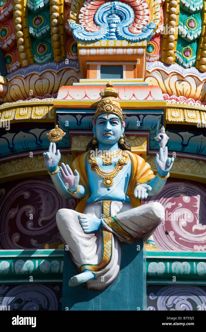 Hindu Tempel gopuram und Lord Vishnu Statue. Südindien Stockfoto