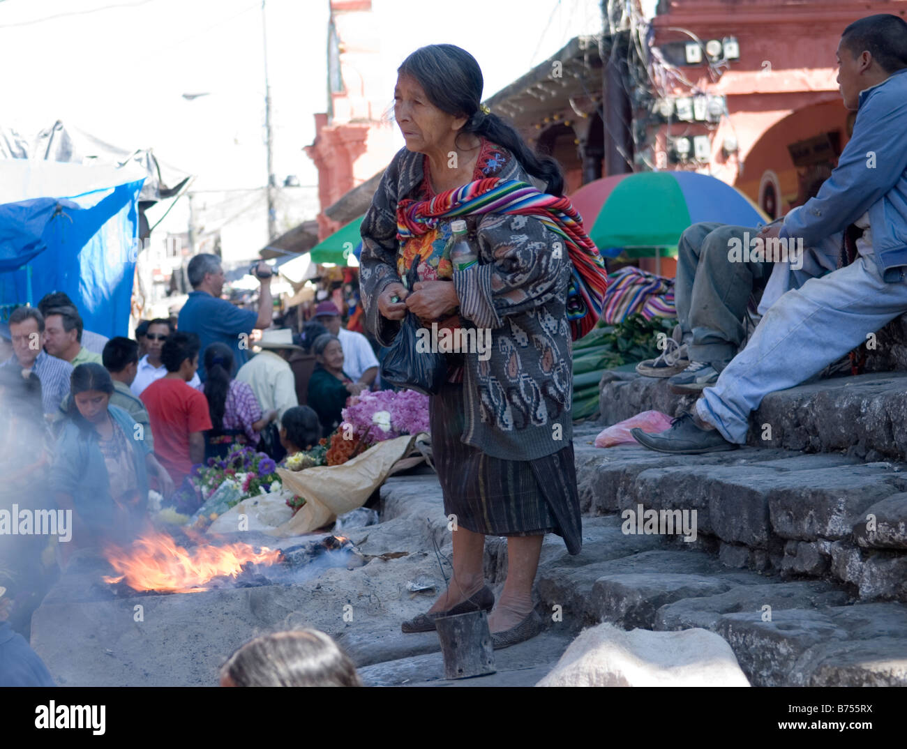Maya Frau auf den Stufen der Kirche von Santo Tomás in der Mitte von Chichicastenango, Guatemala. Stockfoto