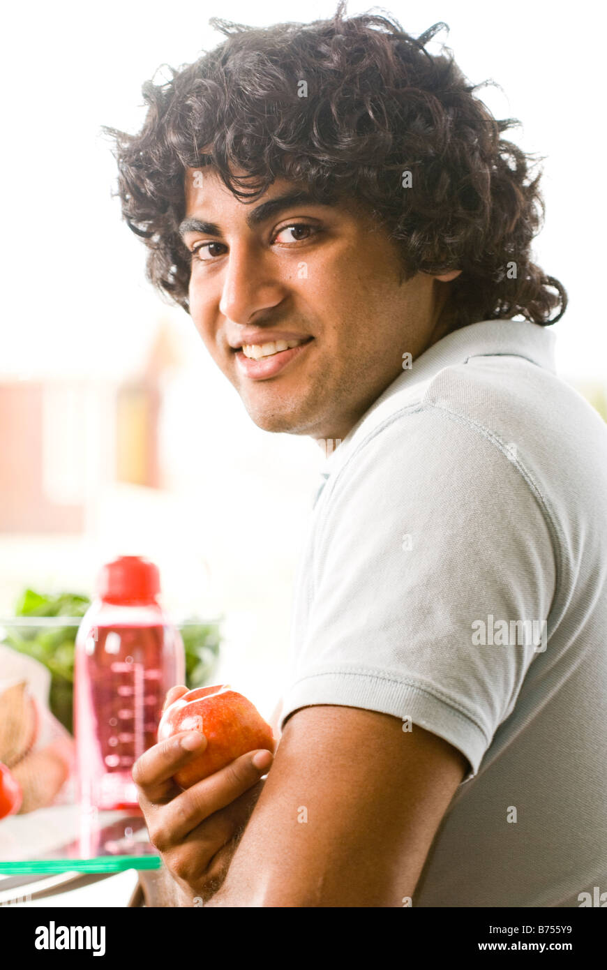 20 Jahre alten Mann, der Bio-Apfel, Brandon, Manitoba, Kanada Stockfoto