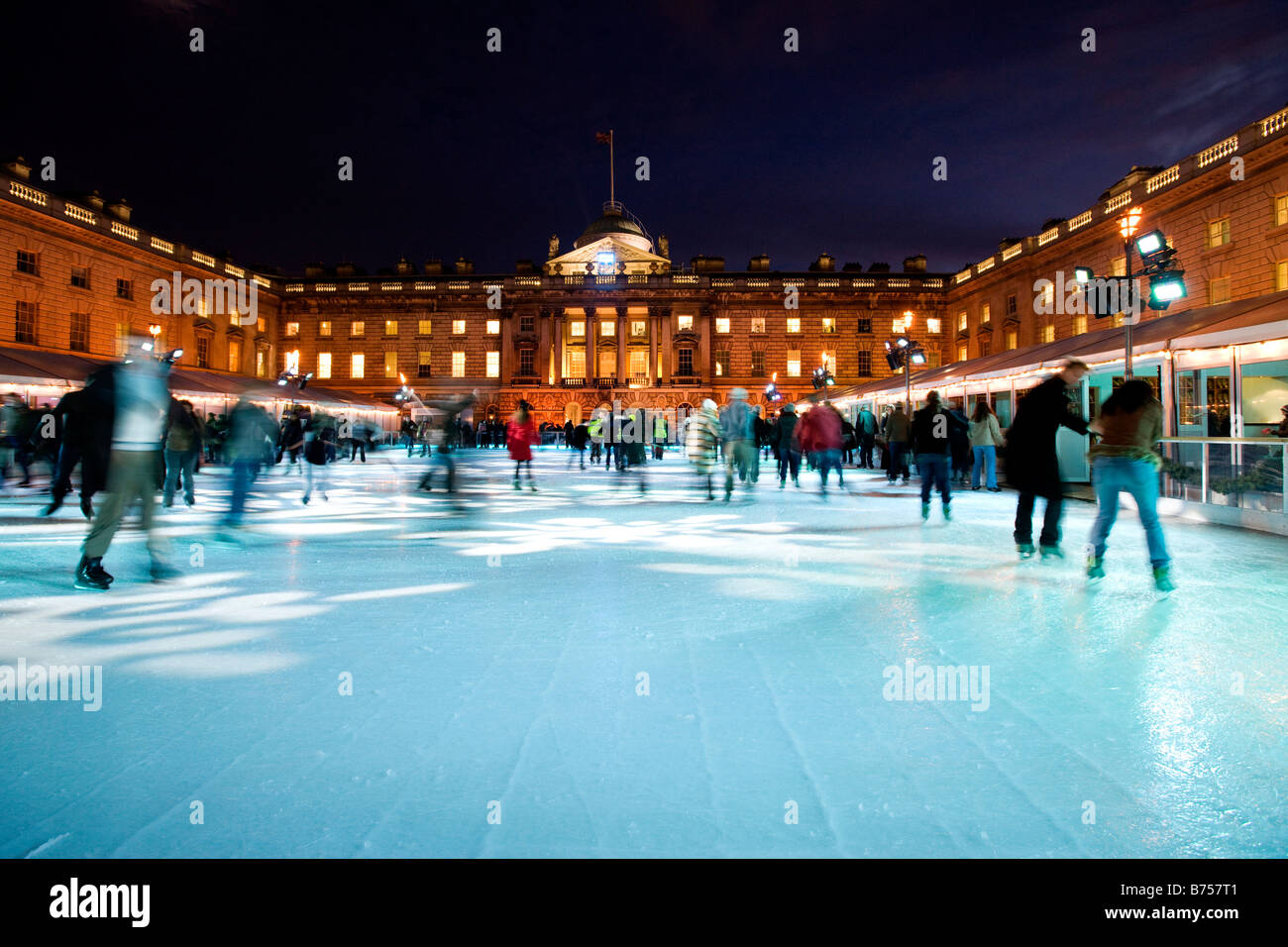 Eislaufen im Freien im Somerset House, London UK Stockfoto