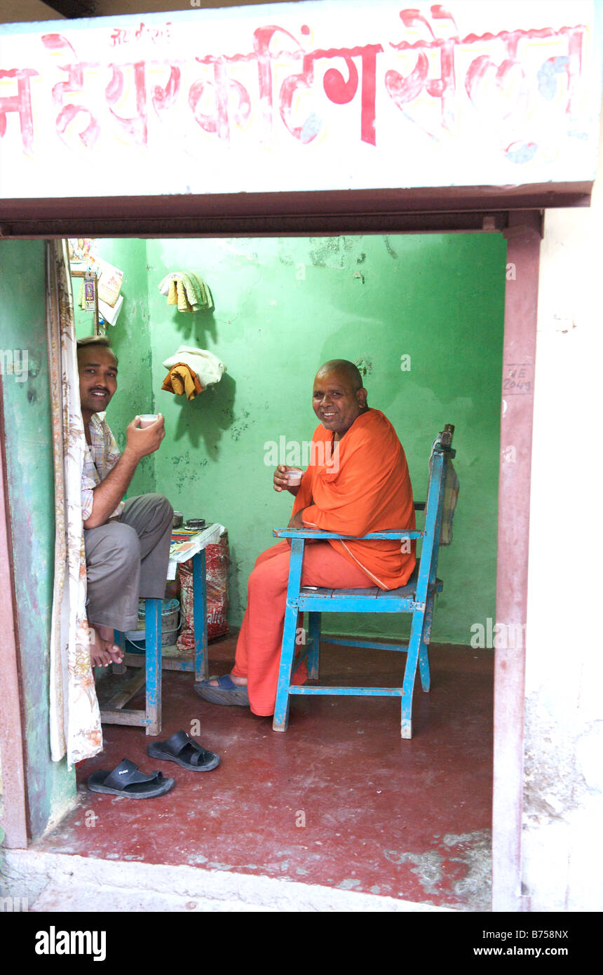 Vrindavan Indien ein Priester in einem Teeladen Stockfoto
