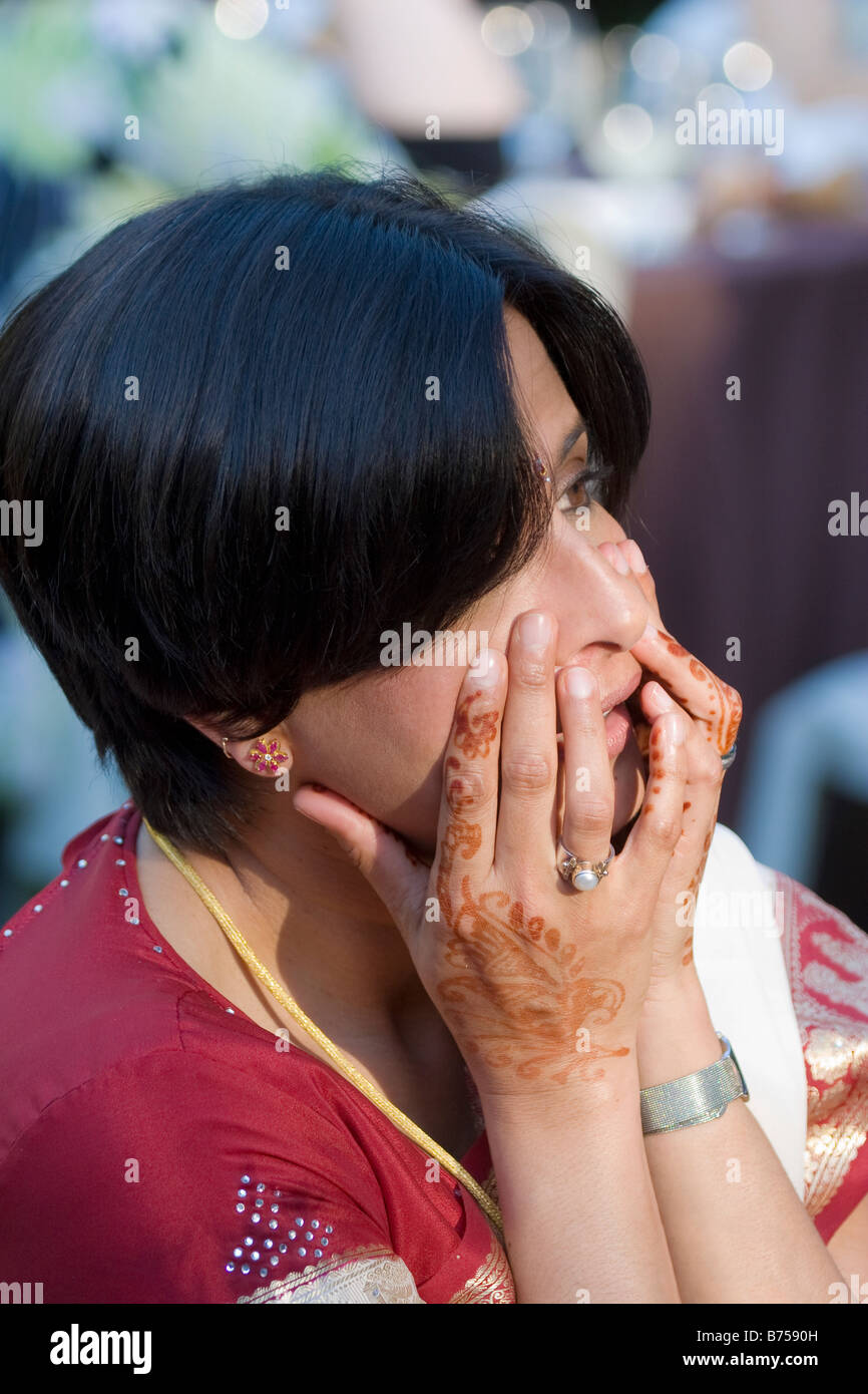 Indische Braut trägt Henna auf ihre Hände an ihrem Hochzeitstag in traditionellem Brauch schmücken Stockfoto