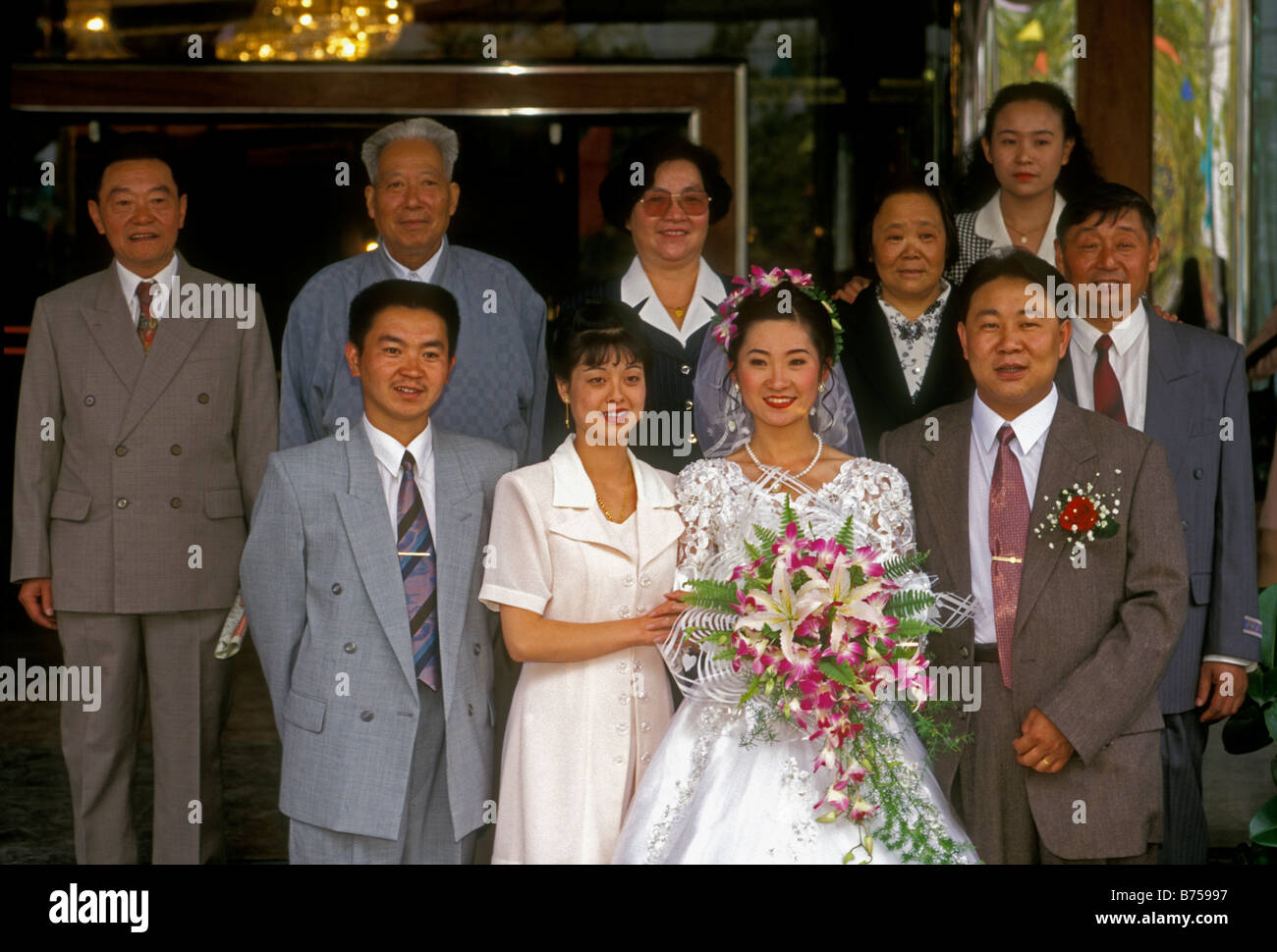 Chinesische Braut und Bräutigam, Familie, Family Portrait, chinesische Hochzeit, Hochzeit, Hochzeit, Kunming, Provinz Yunnan, China, Asien Stockfoto