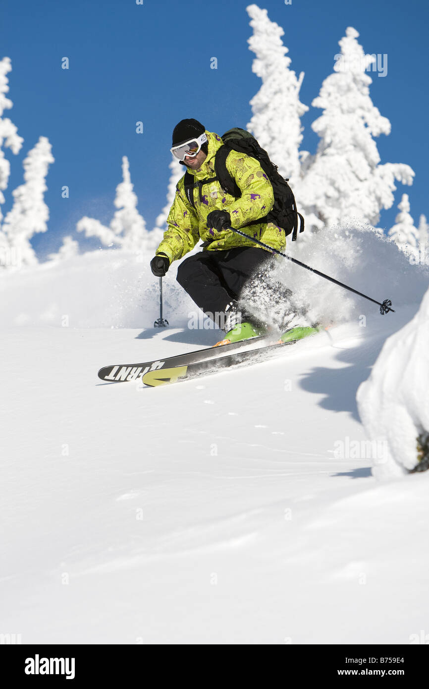 Powder-skiing an einem klaren Tag am Whistler Mountain, Whistler, BC, Kanada Stockfoto