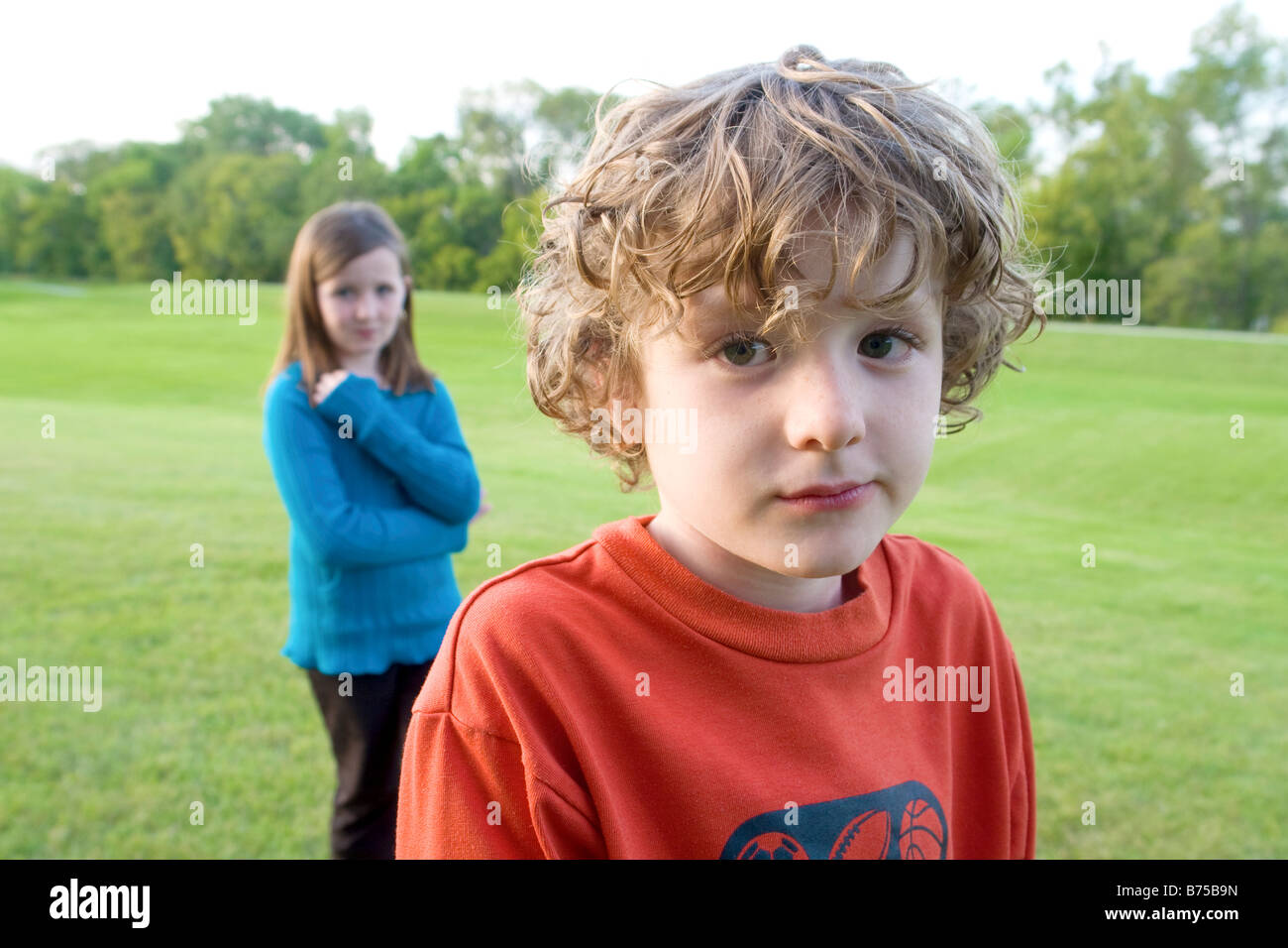 Sechs Jahre alten Bruder im Vordergrund, 8-jährige Schwester im Hintergrund, Winnipeg, Manitoba, Kanada Stockfoto