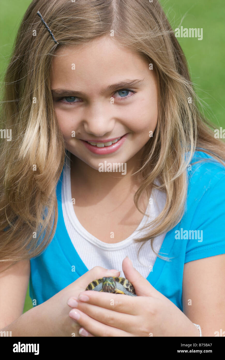 Acht Jahre altes Mädchen hält Schildkröte, Winnipeg, Kanada Stockfoto