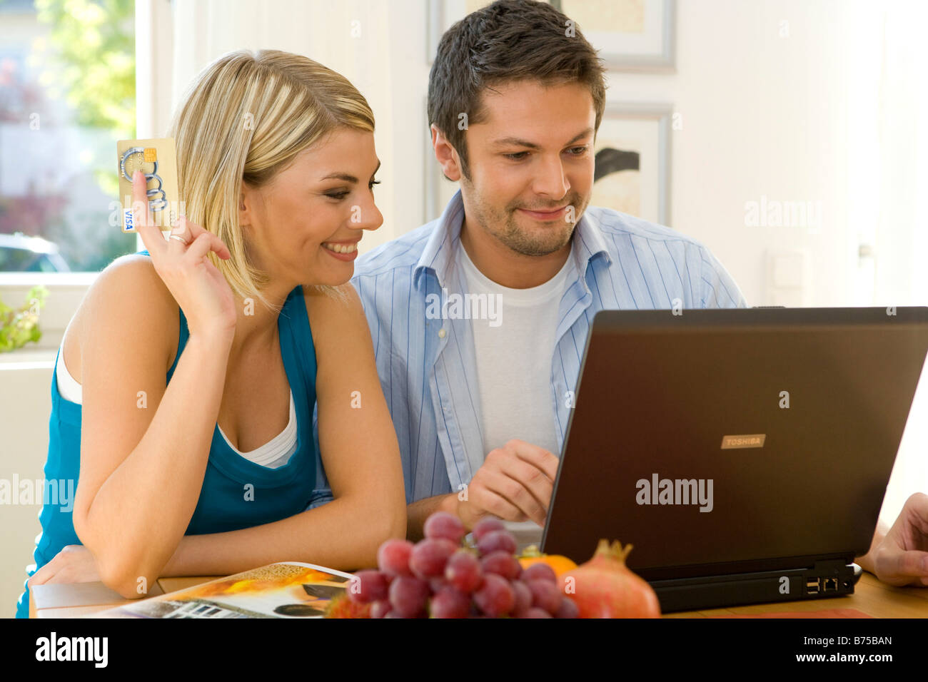 Junges Paar Surft Zusammen Im Internet, junges Paar, die das Surfen im Internet zusammen Stockfoto
