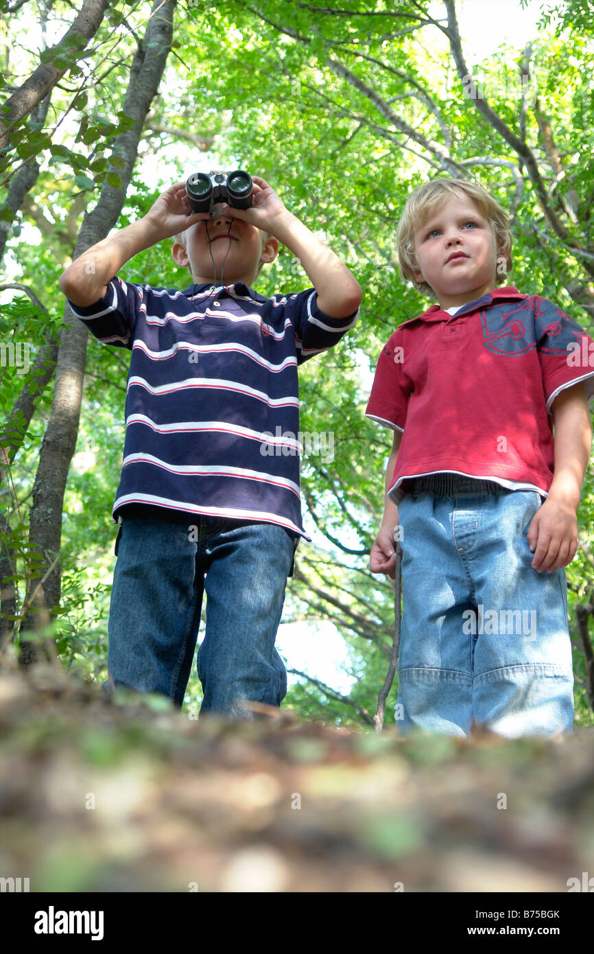 Vier bis sechs Jahre alten Brüder auf Wanderweg im Wald, Winnipeg, Kanada Stockfoto