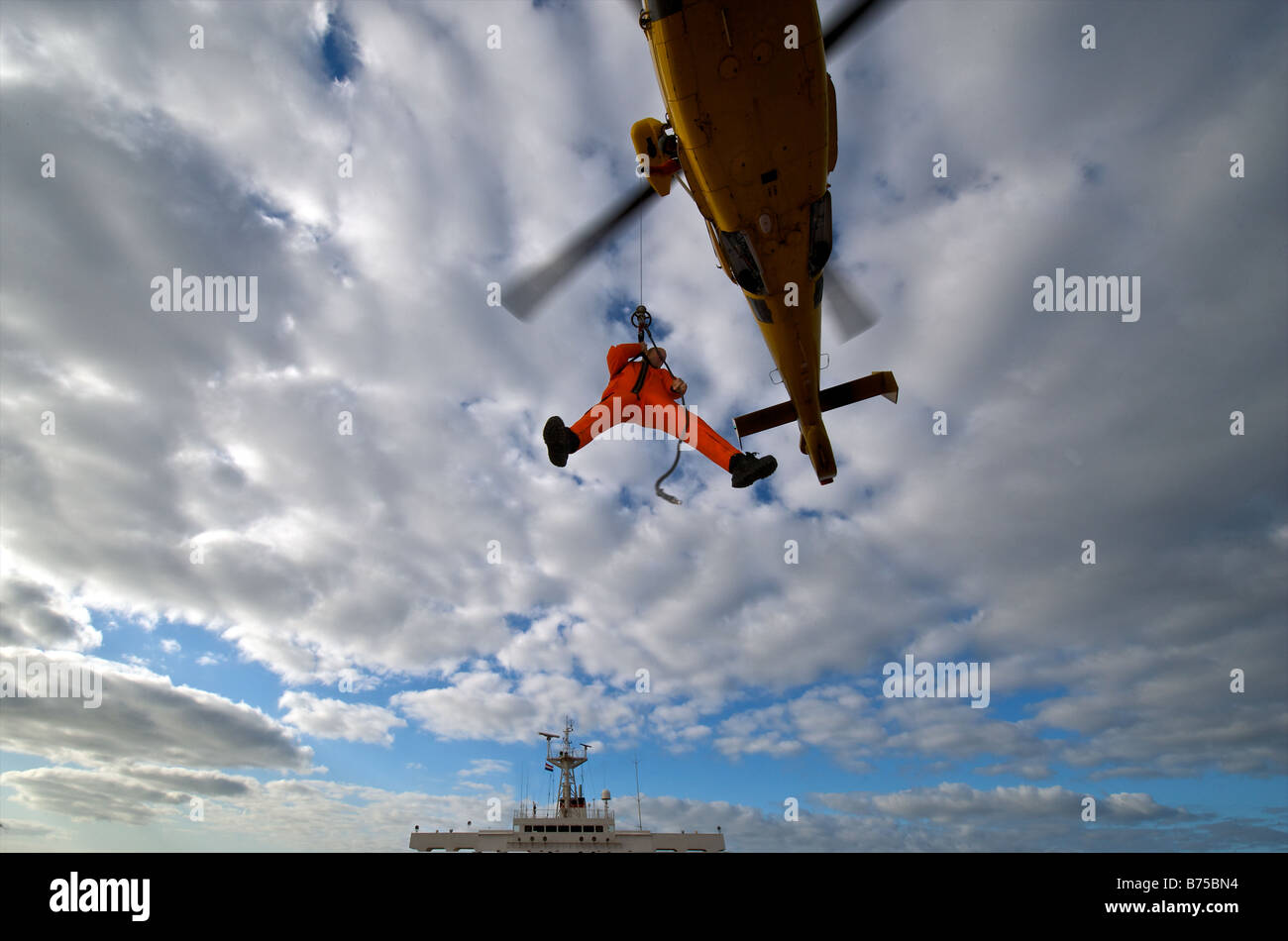 Marine Pilot Ankunft per Hubschrauber in der Rendez-Vous-Punkt wo ein Massengutschiff wartet, geführt zu werden Stockfoto