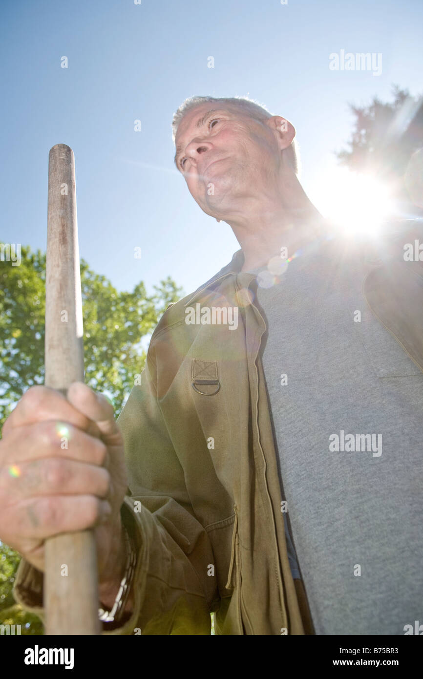 SunFlare, senior Mann mit Hacke, Winnipeg, Kanada Stockfoto
