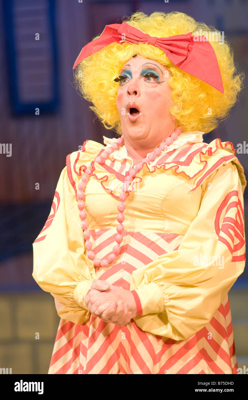 Die Panto-Dame: Amateur Drama Unternehmen durchführen Sinbad der Seemann Pantomime Aberystwyth Arts Centre, Januar 2009 Stockfoto
