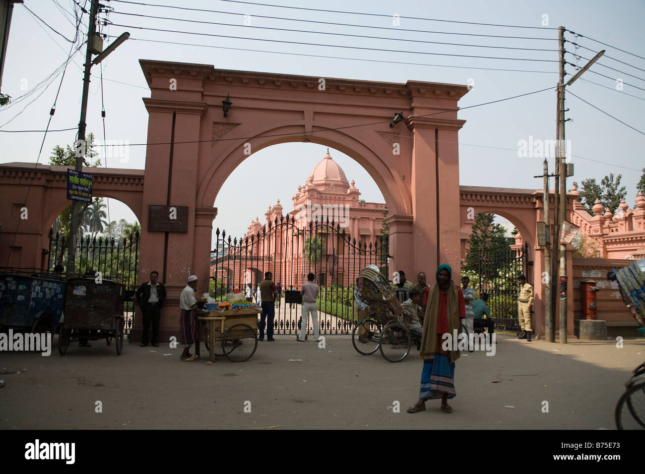 Pink Palace Gate in Dhaka Bangladesch Stockfoto
