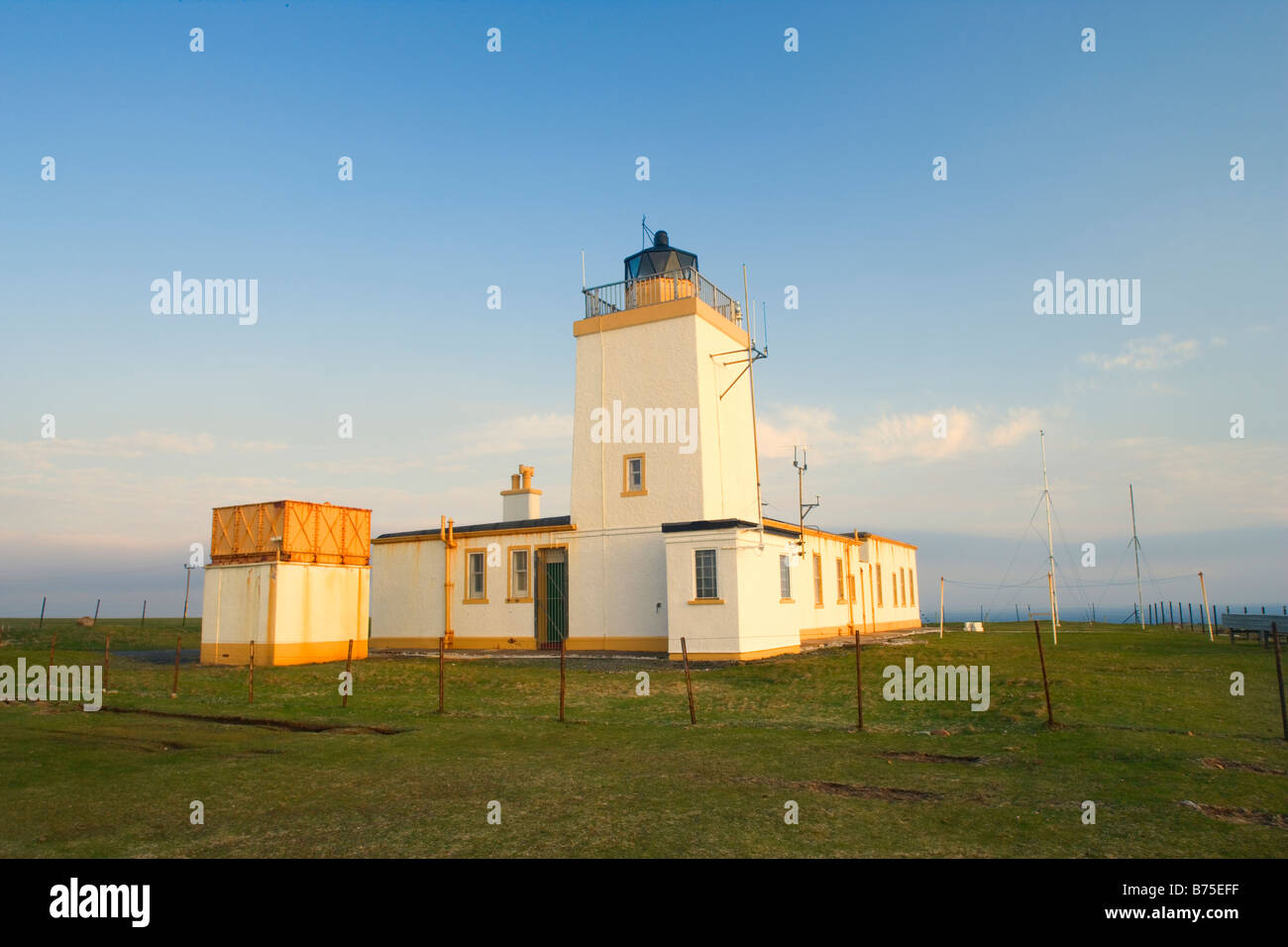 Eshaness Leuchtturm erbaut auf Eshaness Felsen im letzten Abendlicht Northmavine North Mainland Shetland Inseln Schottland UK Stockfoto