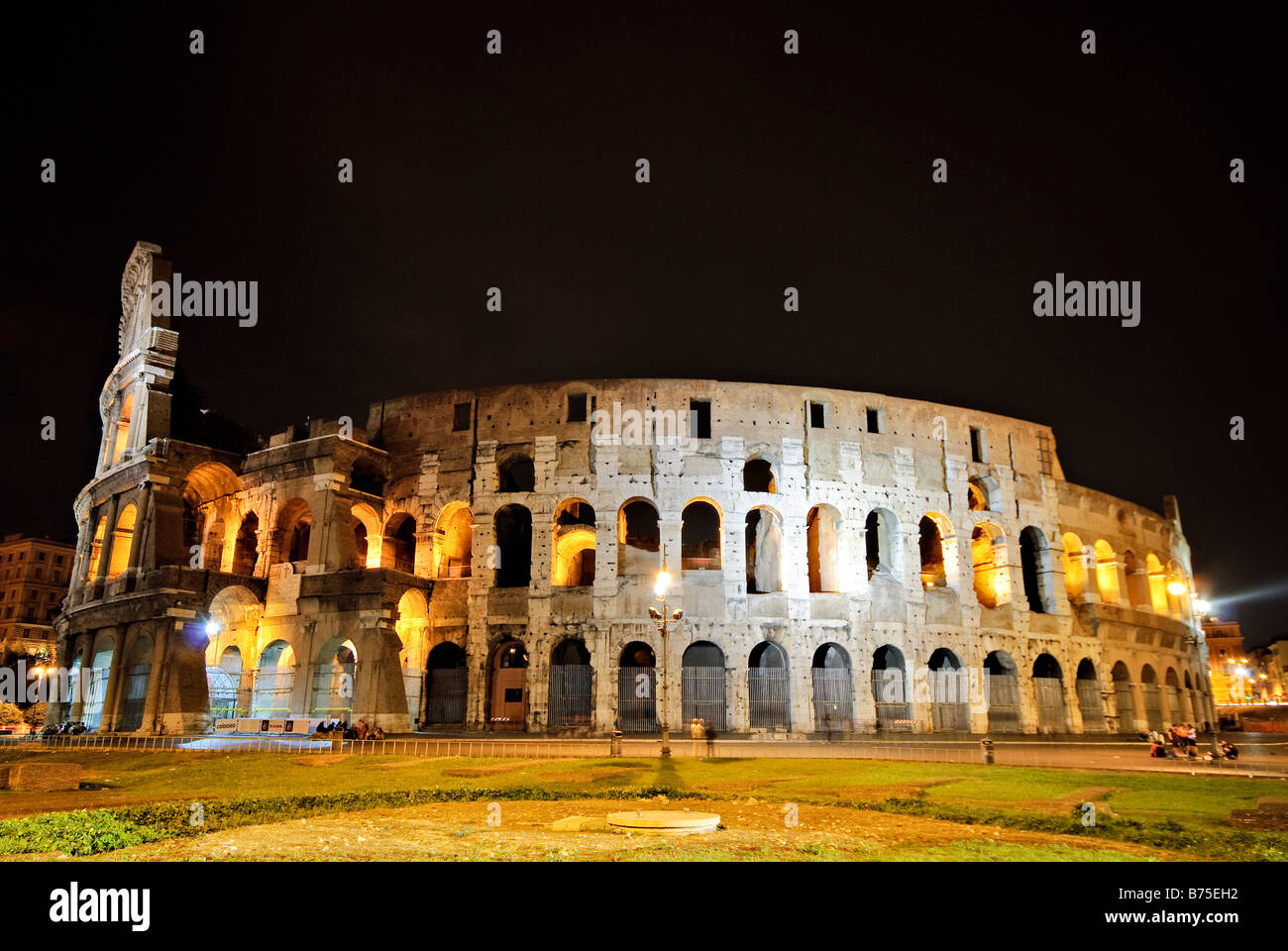 ROM, Italien – das Kolosseum, beleuchtet am Nachthimmel, ist ein atemberaubendes Symbol der Pracht des antiken Roms. Dieses berühmte Amphitheater, das 80 n. Chr. fertiggestellt wurde, war einst Schauplatz von Gladiatorenwettbewerben und öffentlichen Spektakeln. Die nächtliche Beleuchtung betont die architektonischen Details und schafft einen faszinierenden Blick auf eines der berühmtesten historischen Wahrzeichen der Welt. Stockfoto